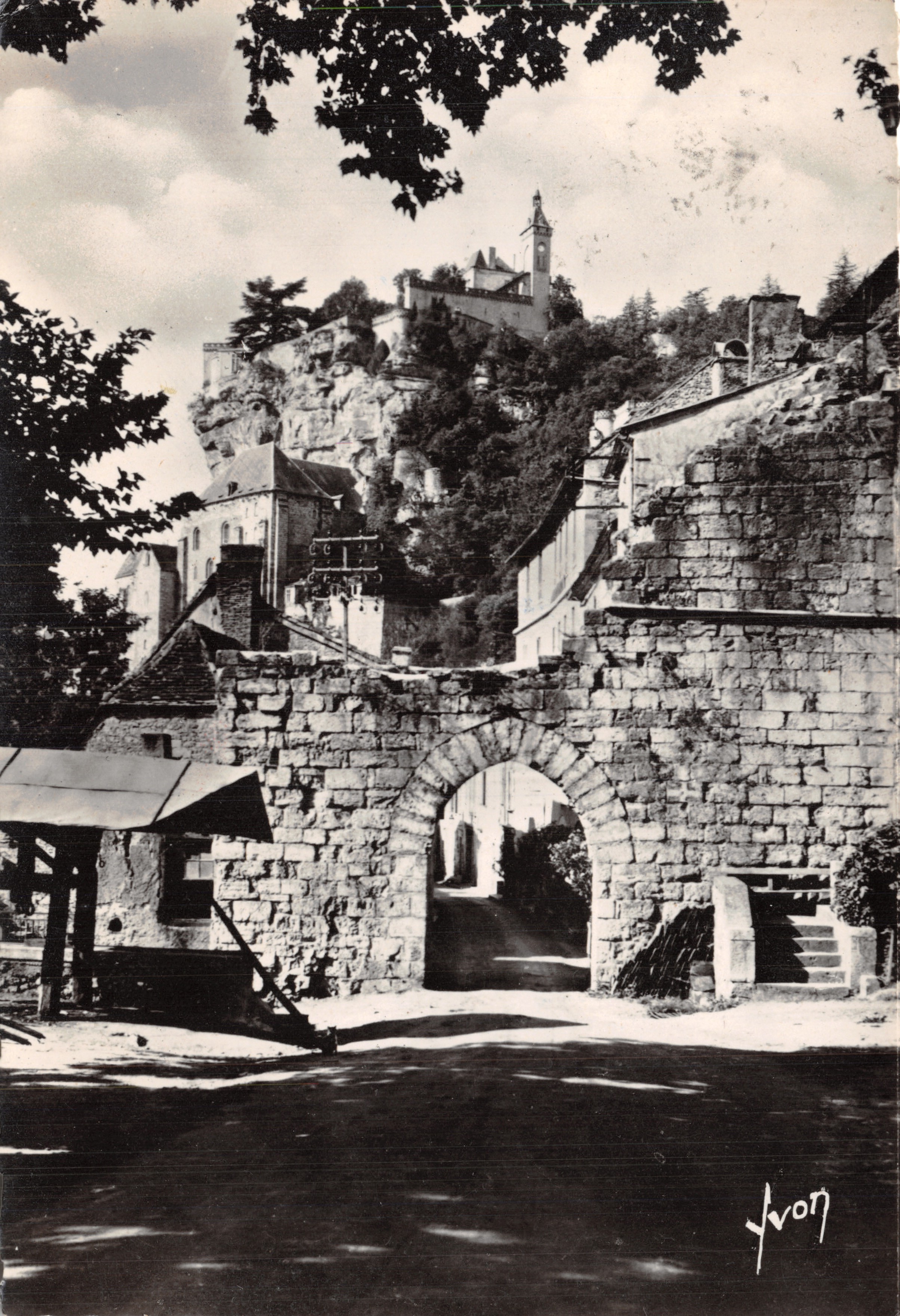Rocamadour (Lot) — La porte du Figuier et le château — Éditions d'Art YVON, n° 712