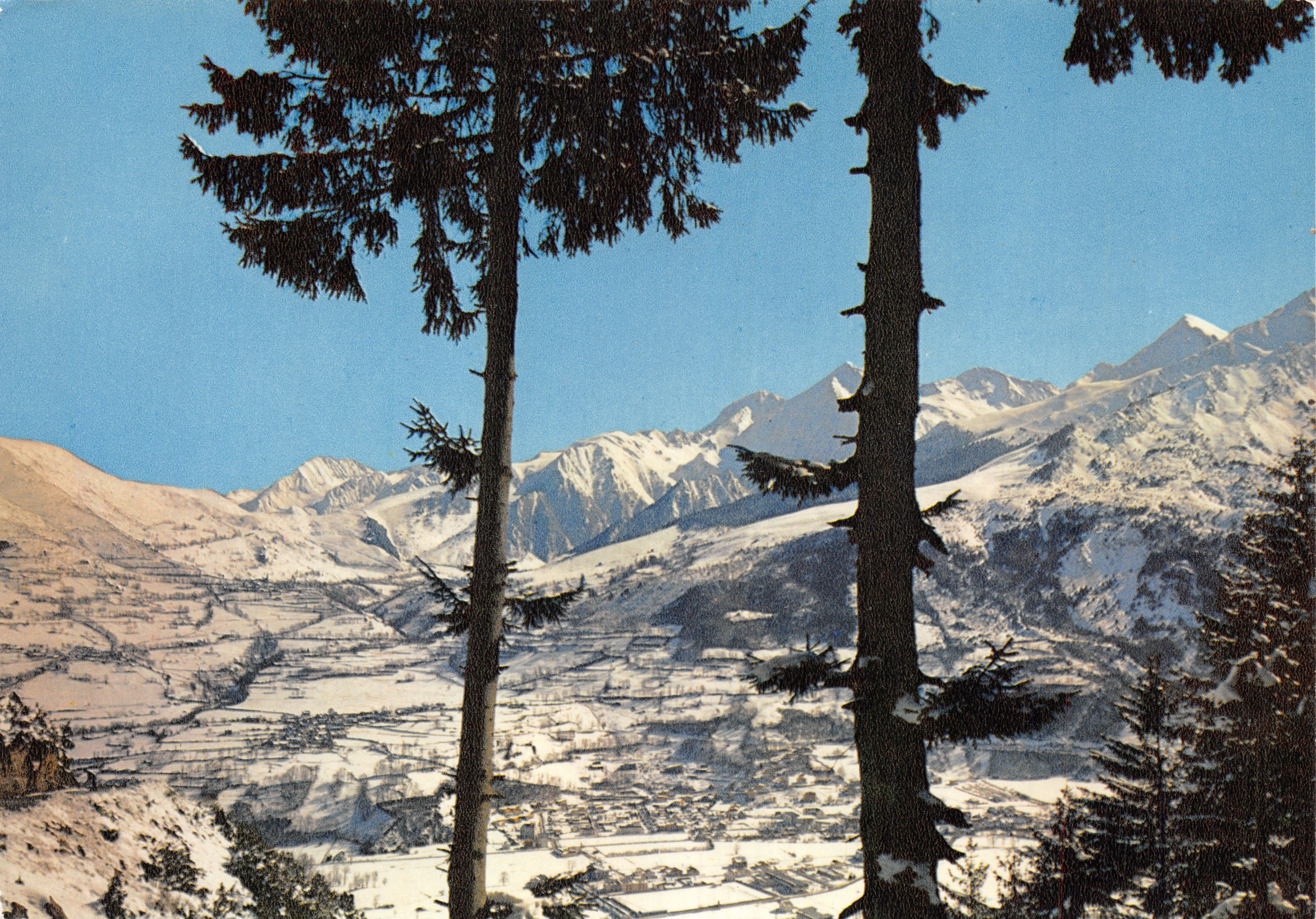 Valley of Aure — View of the Saint-Lary ski station overlooking the mountains to the East — ARUM-EDITIONS