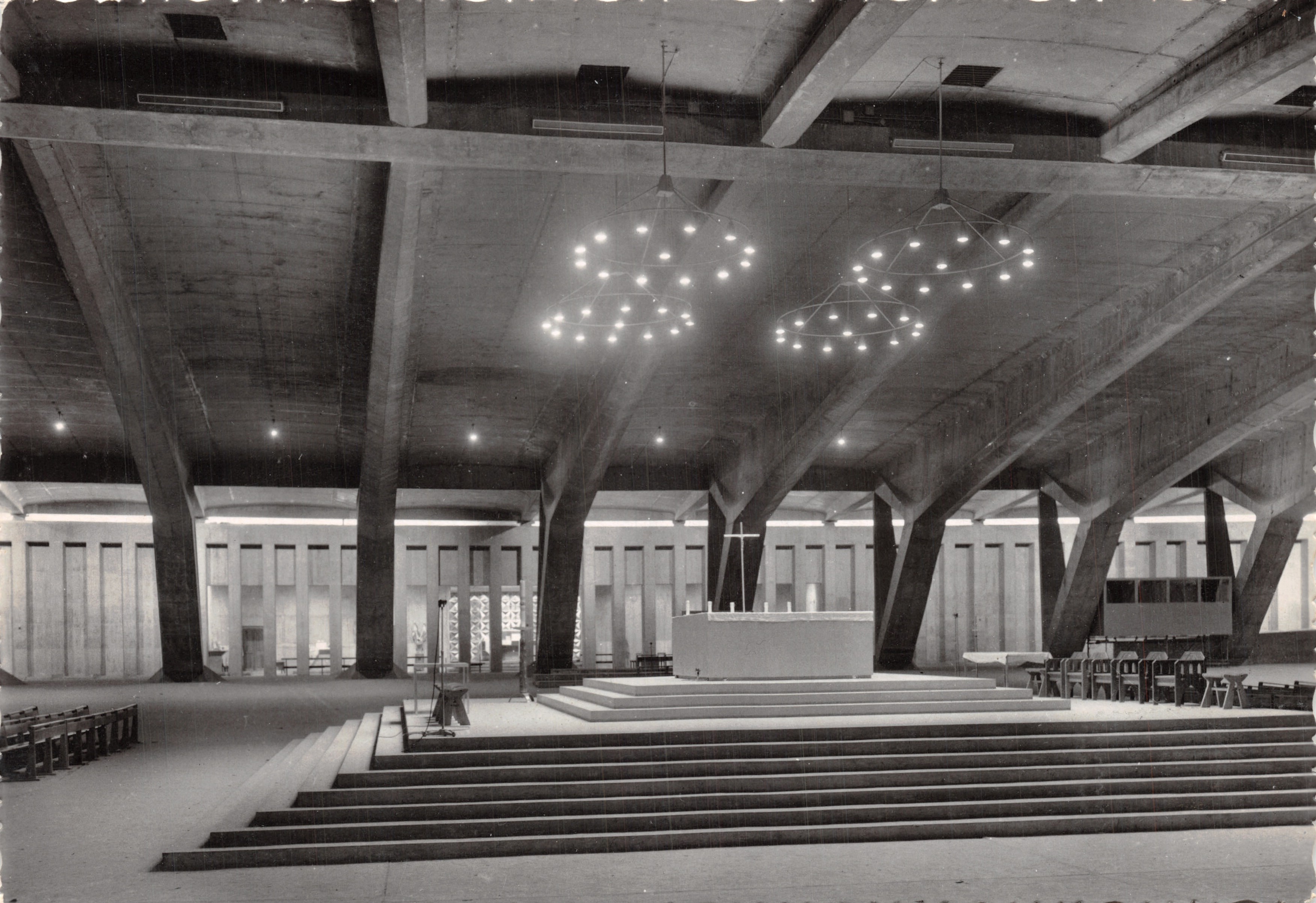 Heiligtum von Lourdes — Unterirdische Kirche Saint-Pie X — Verlag: Exklusives Eigentum der Basilika Notre-Dame de Lourdes