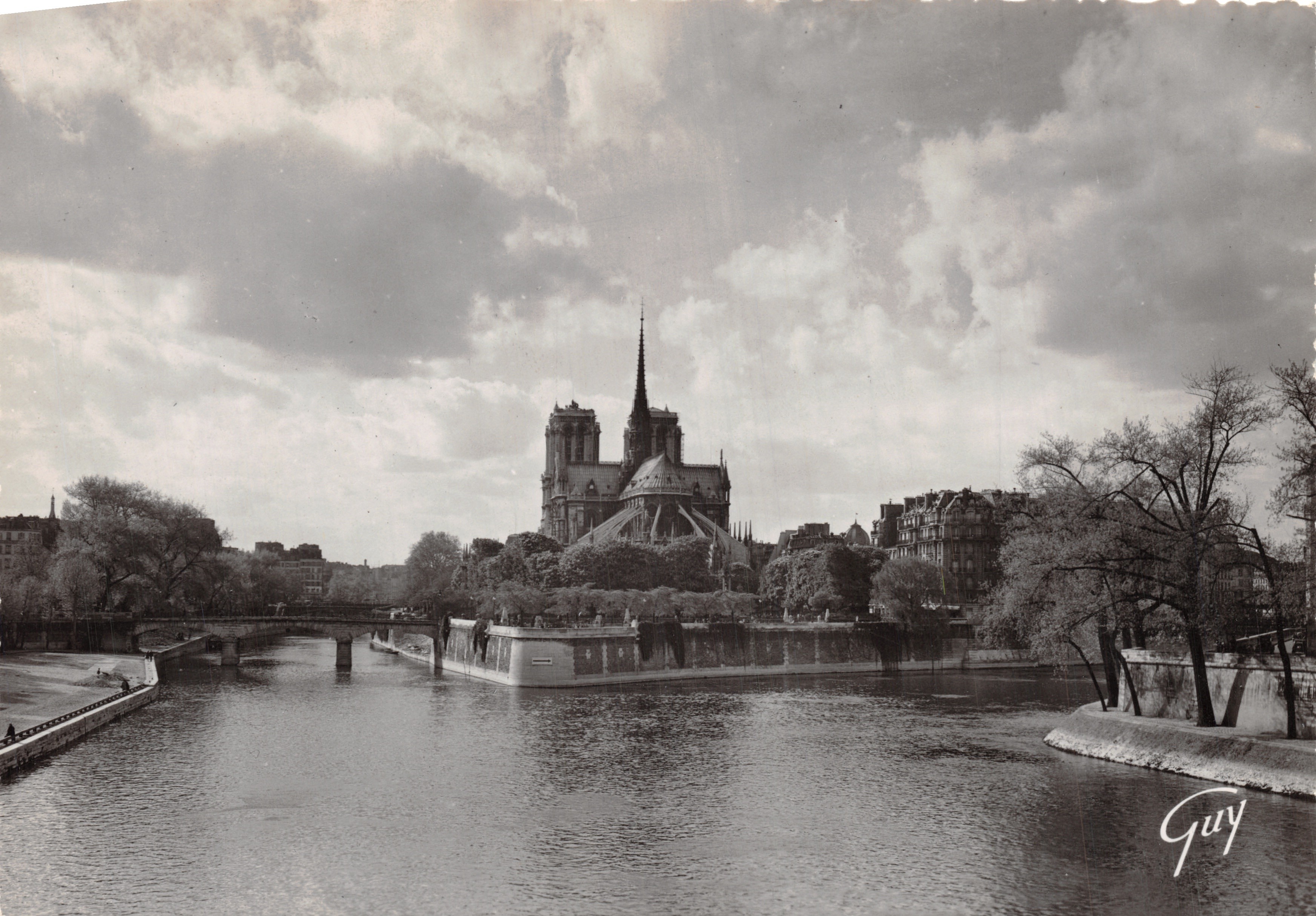 Notre-Dame de Paris — vue d'amont depuis l'île de la Cité — éditeur André Legonte, n° 7.109