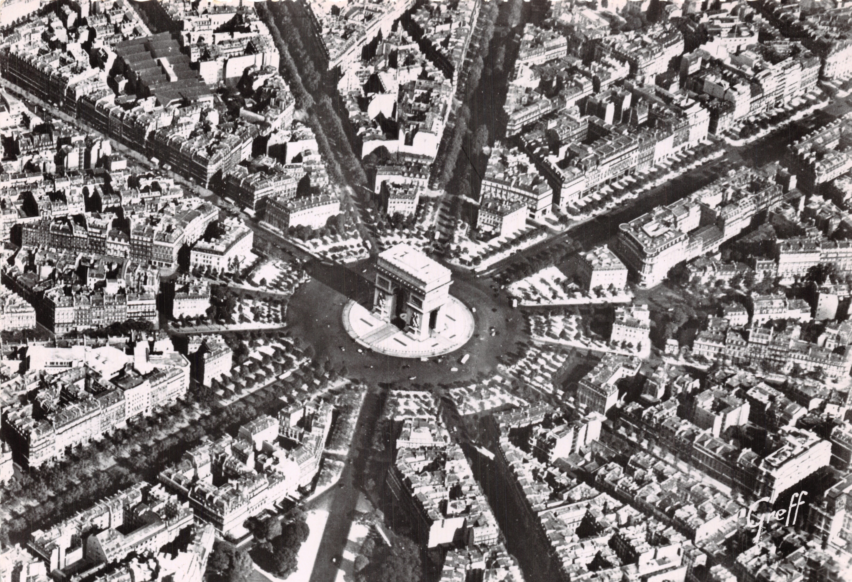 Paris — Vue aérienne de l'Arc de Triomphe et des 12 avenues — Éditions GREFF