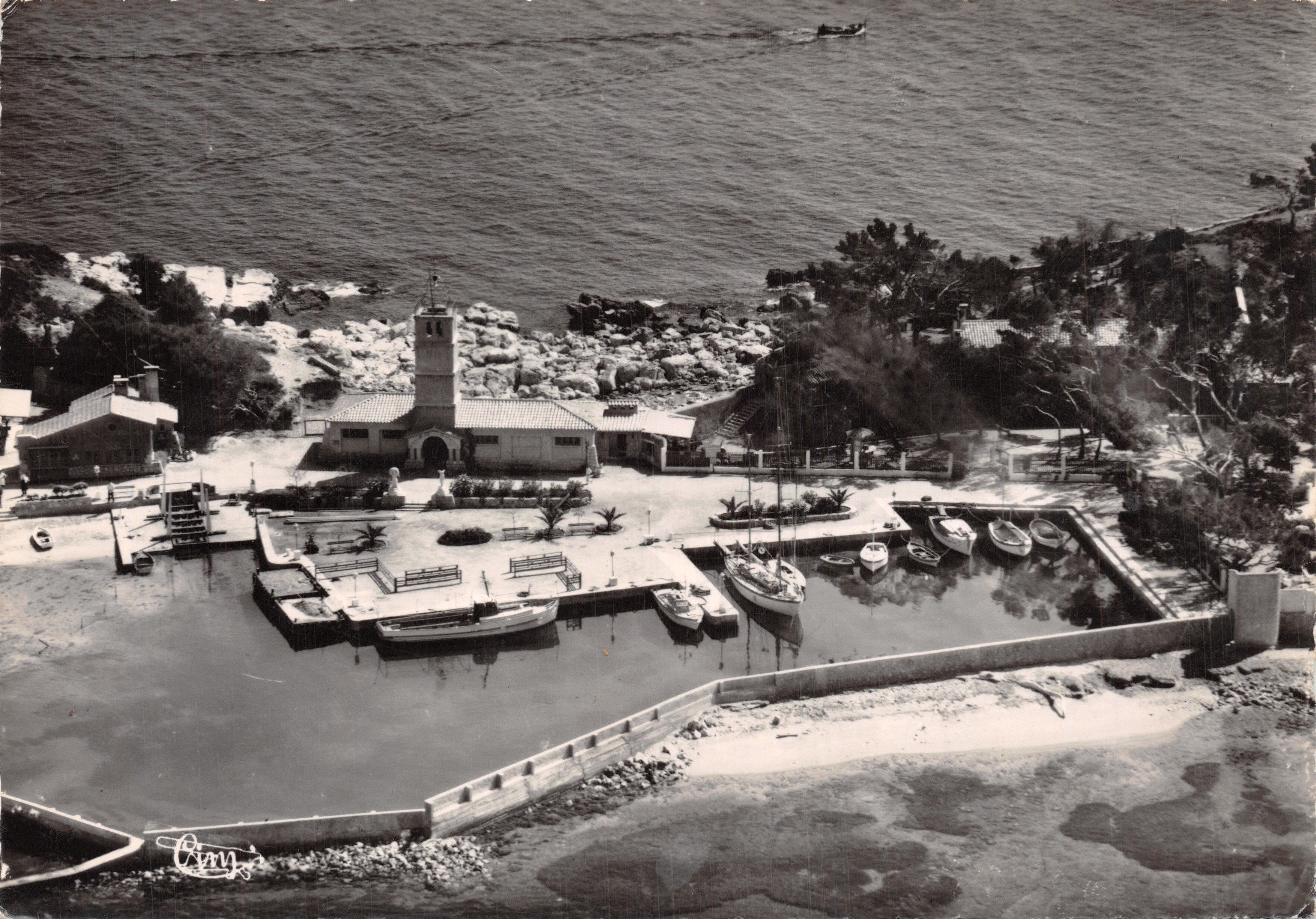Il porto di Bandol — vista aerea — Éditions Aériennes Combier