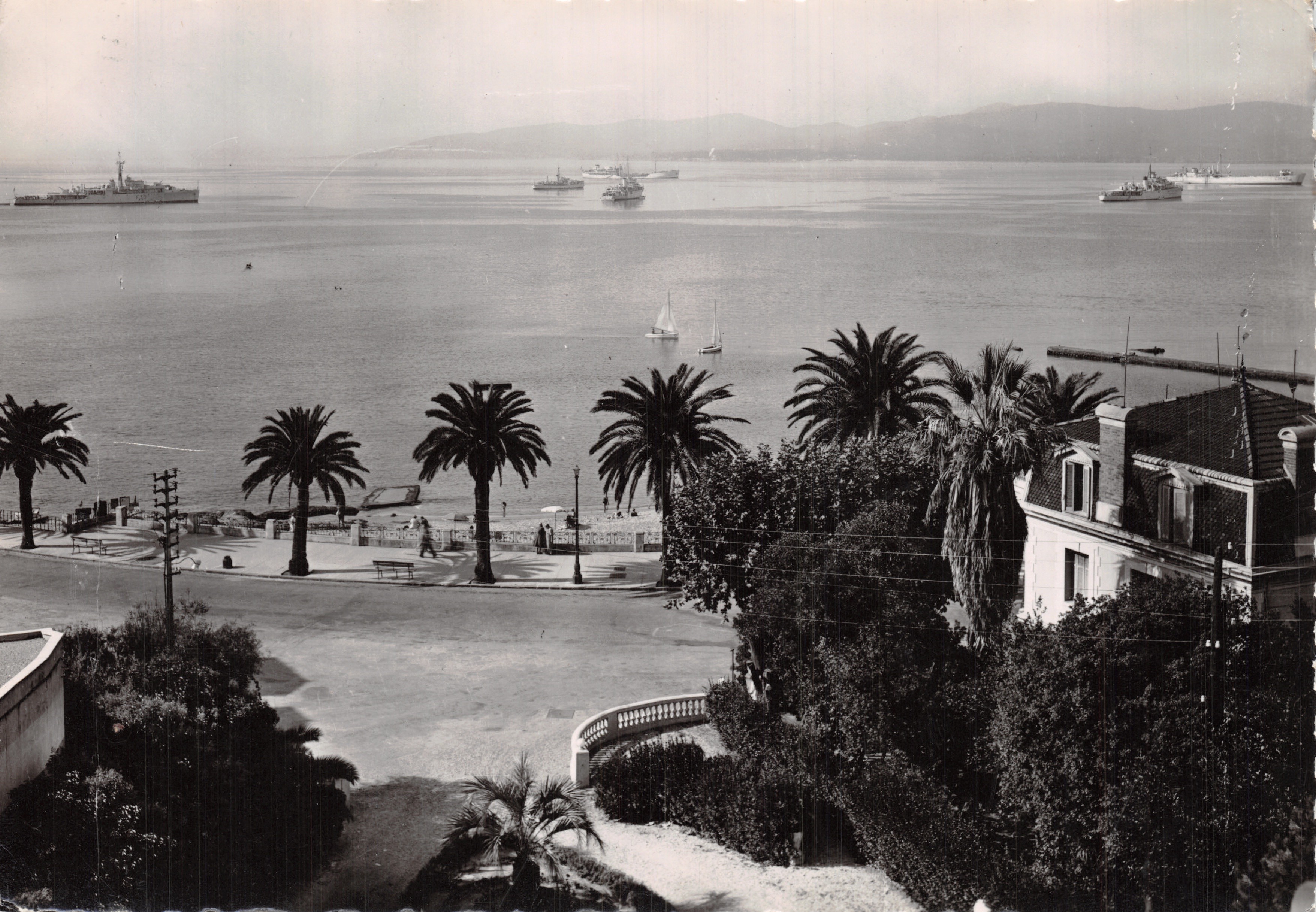 La Côte d'Azur — Vue de la mer et des fleurs à Saint-Raphaël (Var) — Les Éditions PRANK
