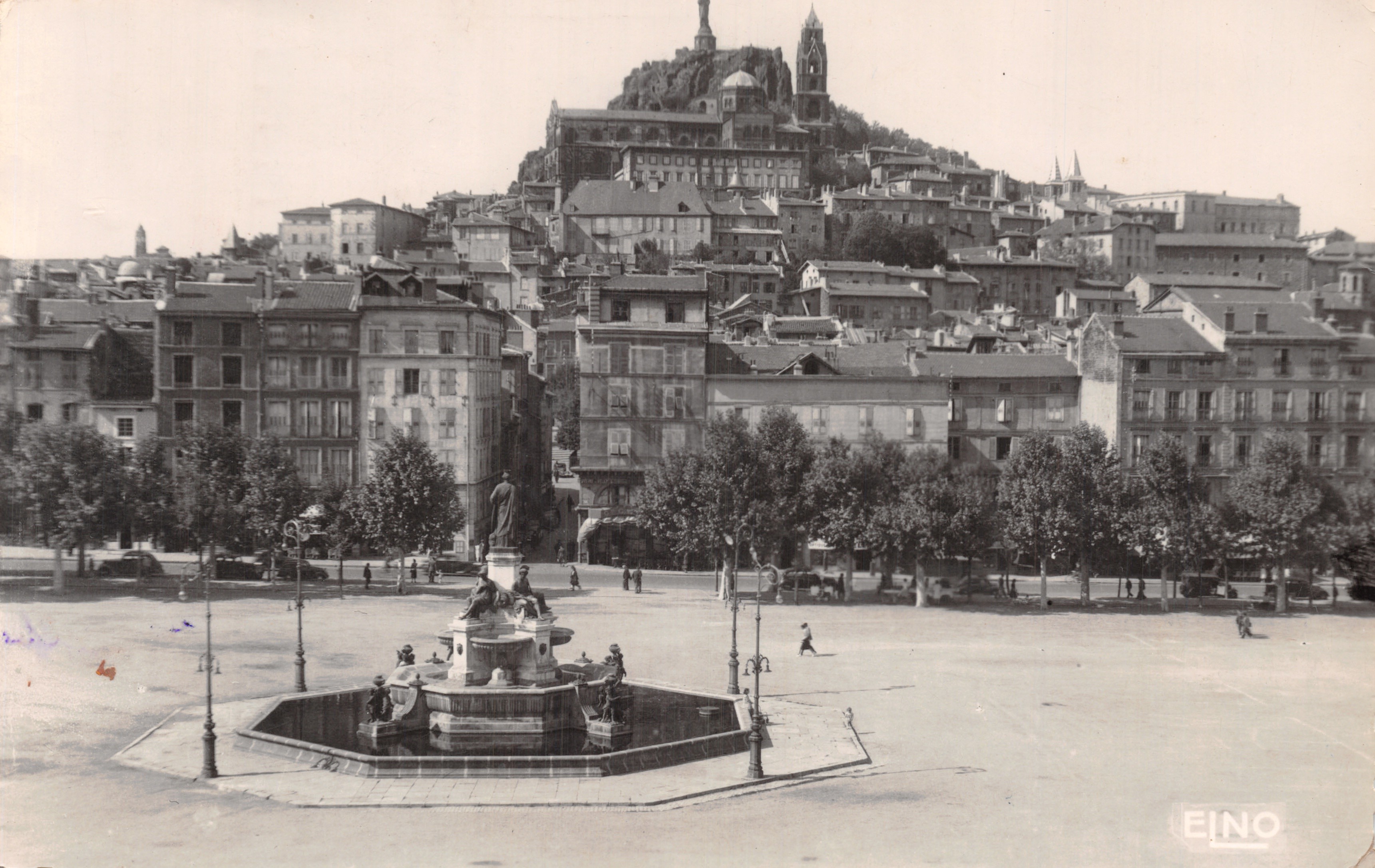 Le Puy-en-Velay — Place du Breuil y Fontaine Crozatier, dominada por el Rocher Cornelle y la Catedral — Edición MARGERIT-BREMOND