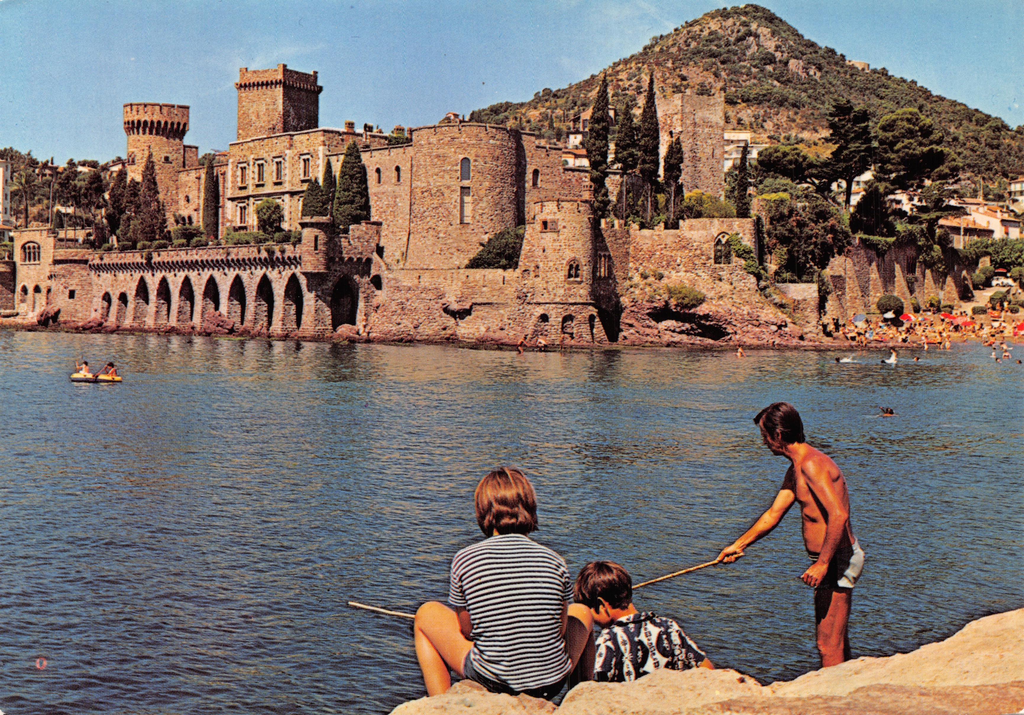El Castillo y el Mont San-Peyre — vista de la costa con bañistas — ediciones Lyoncolor, n.º 827