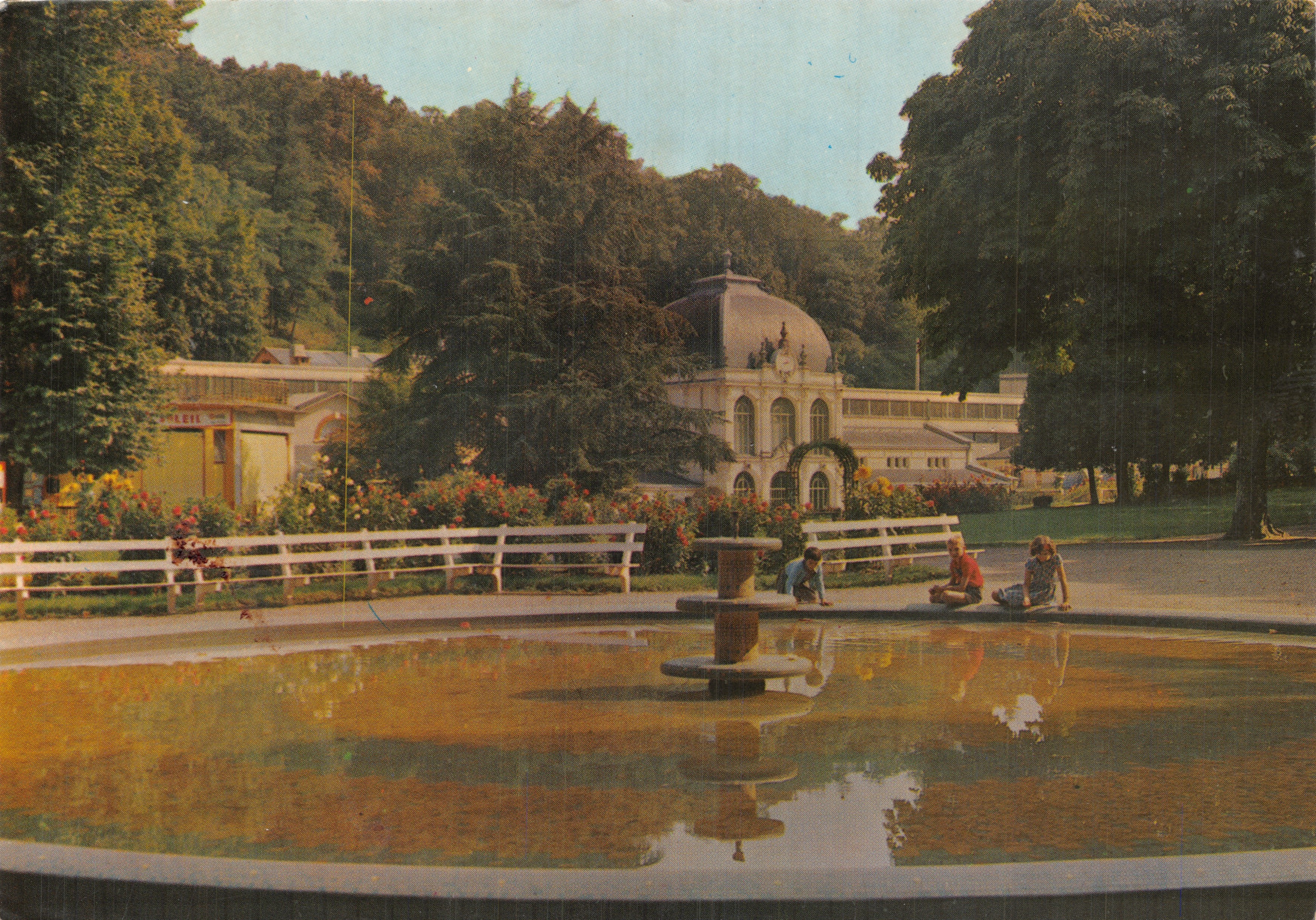 Saint-Honoré-les-Bains — Het bassin en het park van het thermeestablissement — ÉDITIONS NIVERNAISES 10419