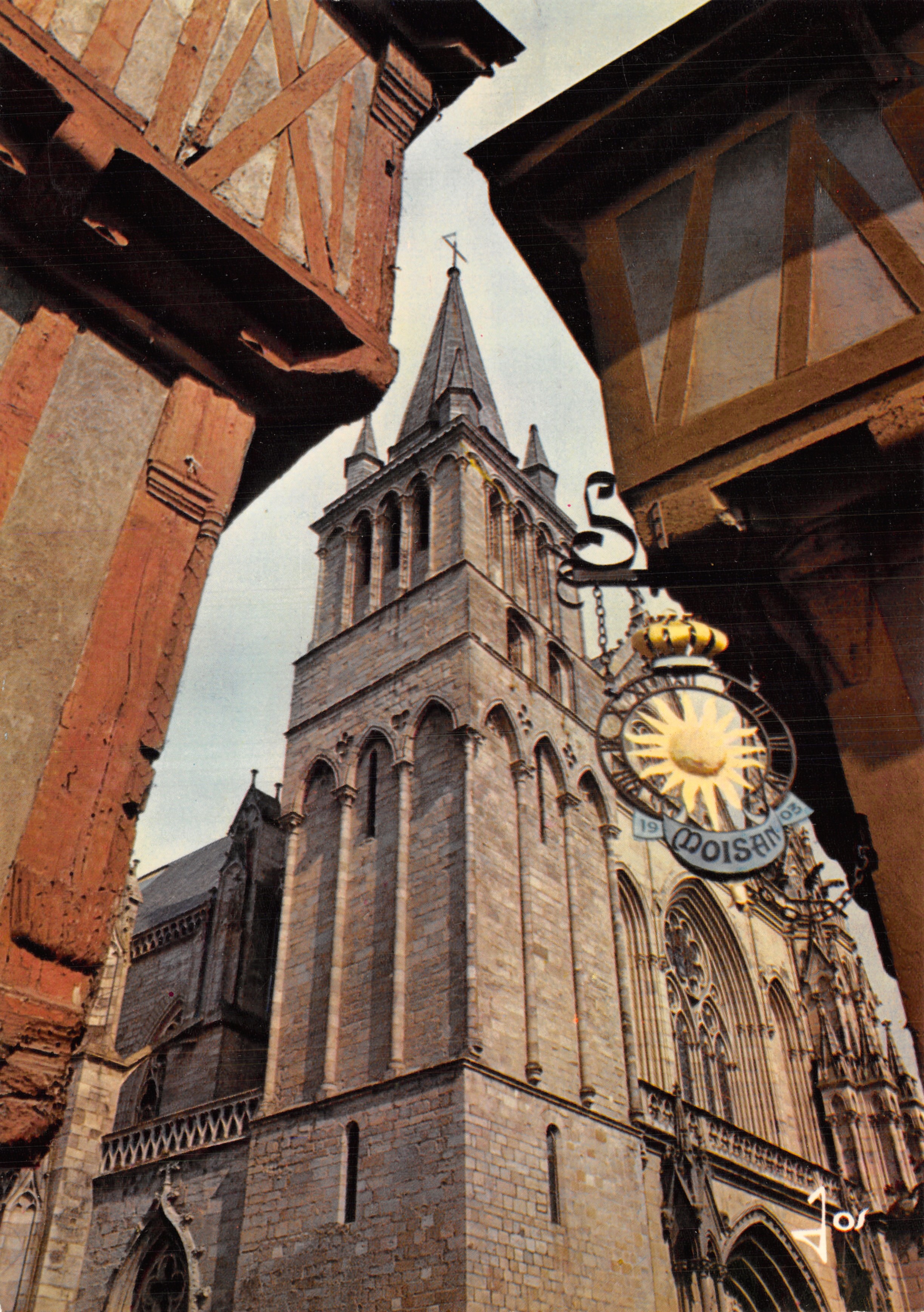 Catedral de Vannes — vista a través de las fachadas de madera de la Place Henri IV — editor JOS