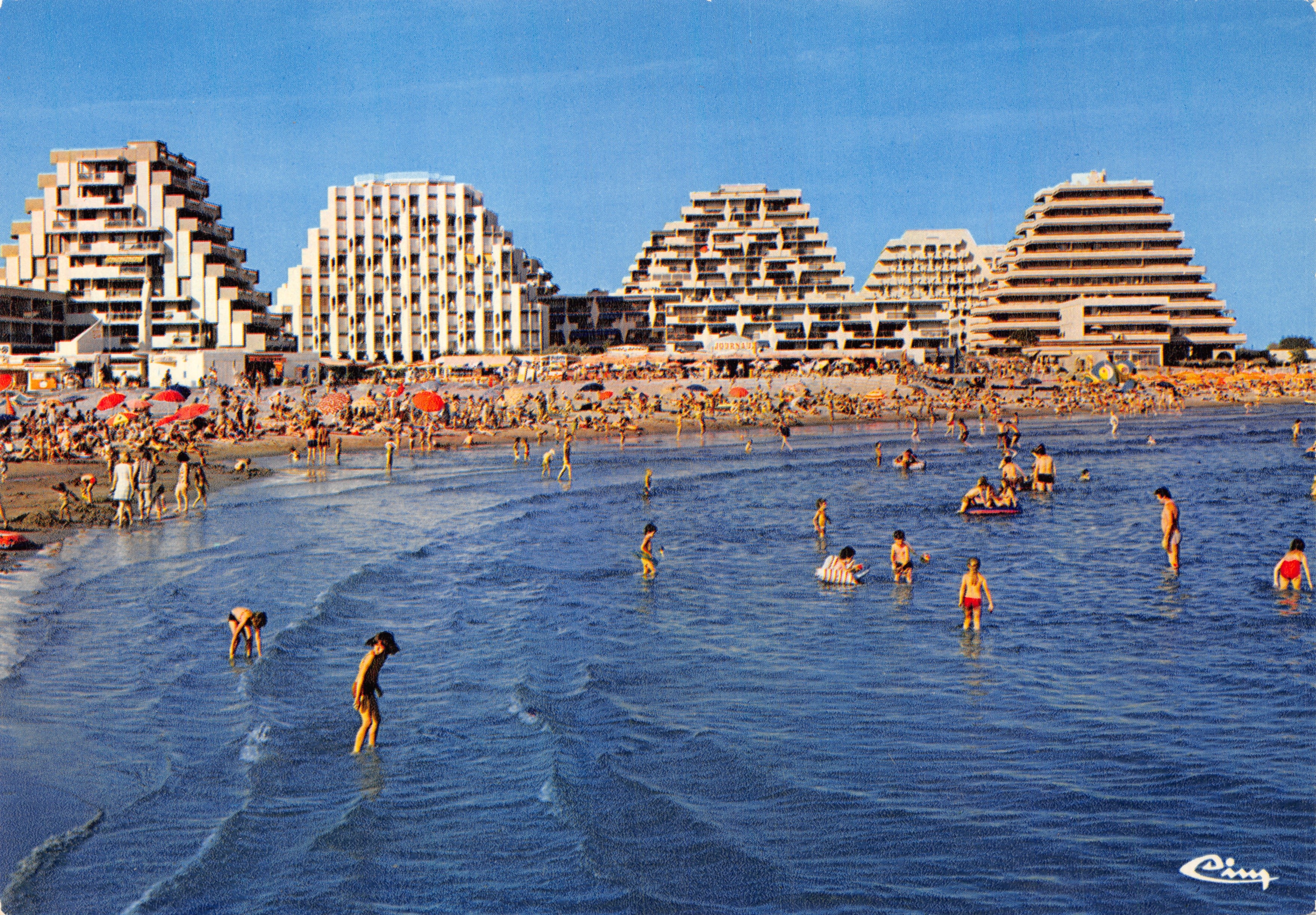 La Grande-Motte — Playa animada frente a los edificios piramidales — Imprimeur Combière, n° 34.154.05.4.0041