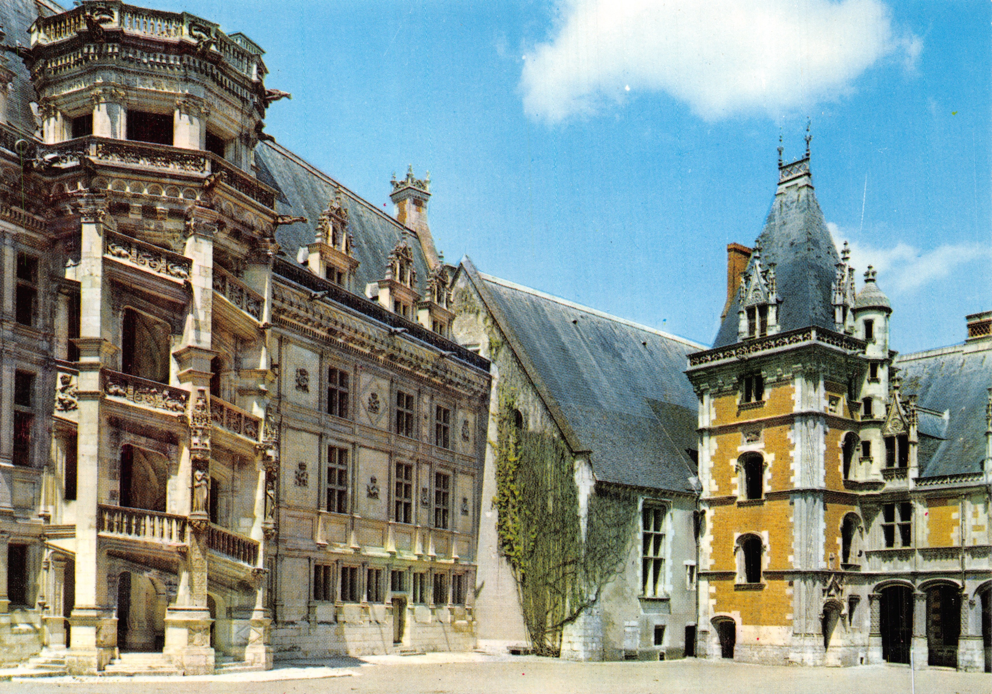 Château de Blois — view of the inner courtyard with the towers and Renaissance façades — Éditions EN TOURAINE
