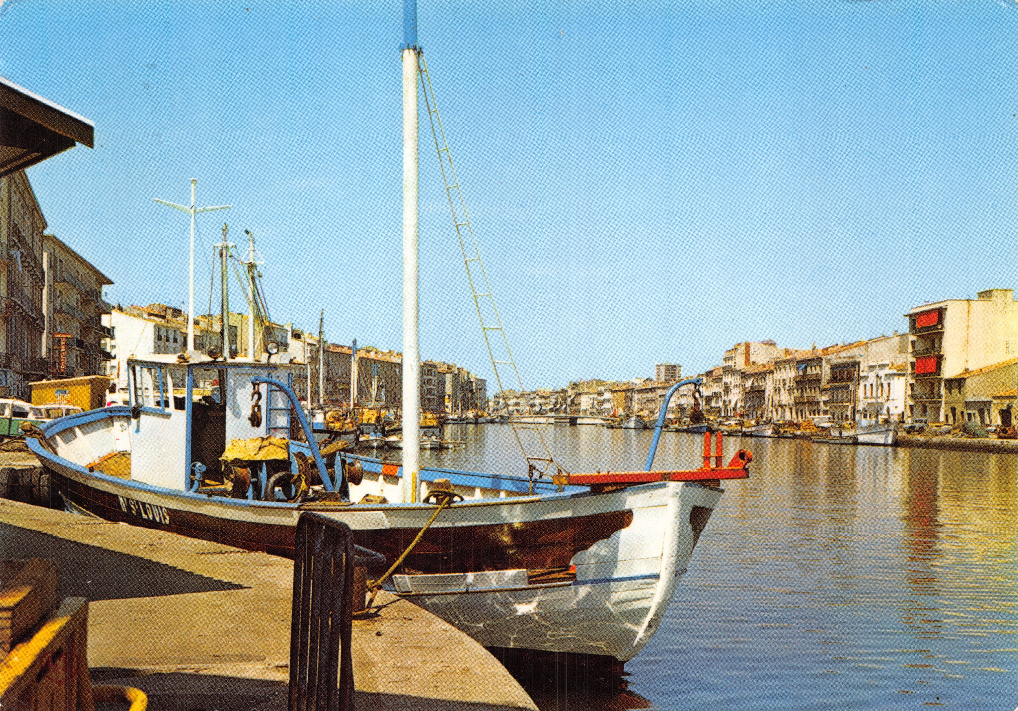 Hafen von Saintes-Maries-de-la-Mer — Ansicht des Stegs mit dem Boot M. S. LOUIS — Verlag Société des Cartes Postales APA-POUX