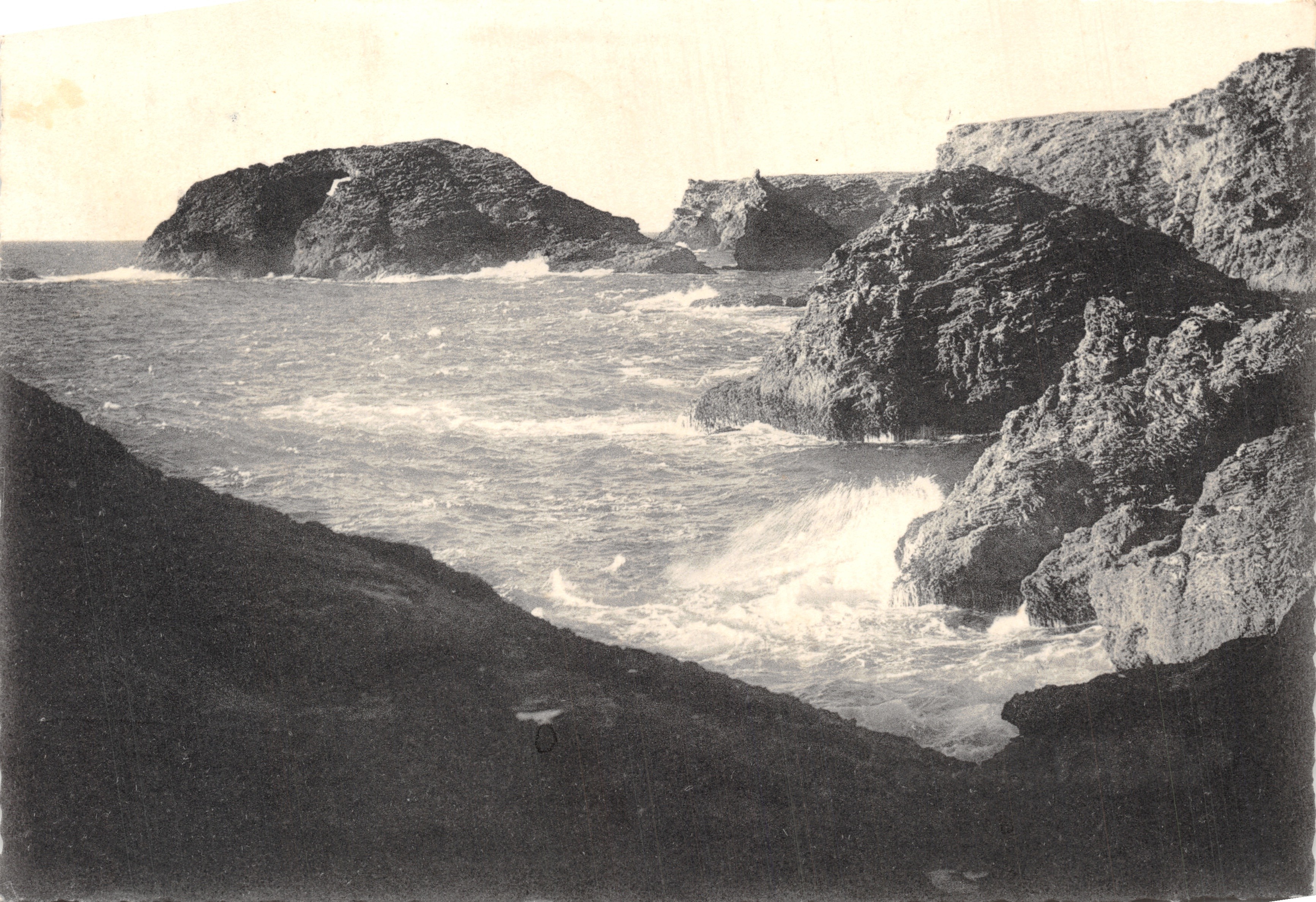 Rochers de Belle-Île-en-Mer — vista de las rocas y las olas — editor Cie des Arts Photomécaniques, n.º 273