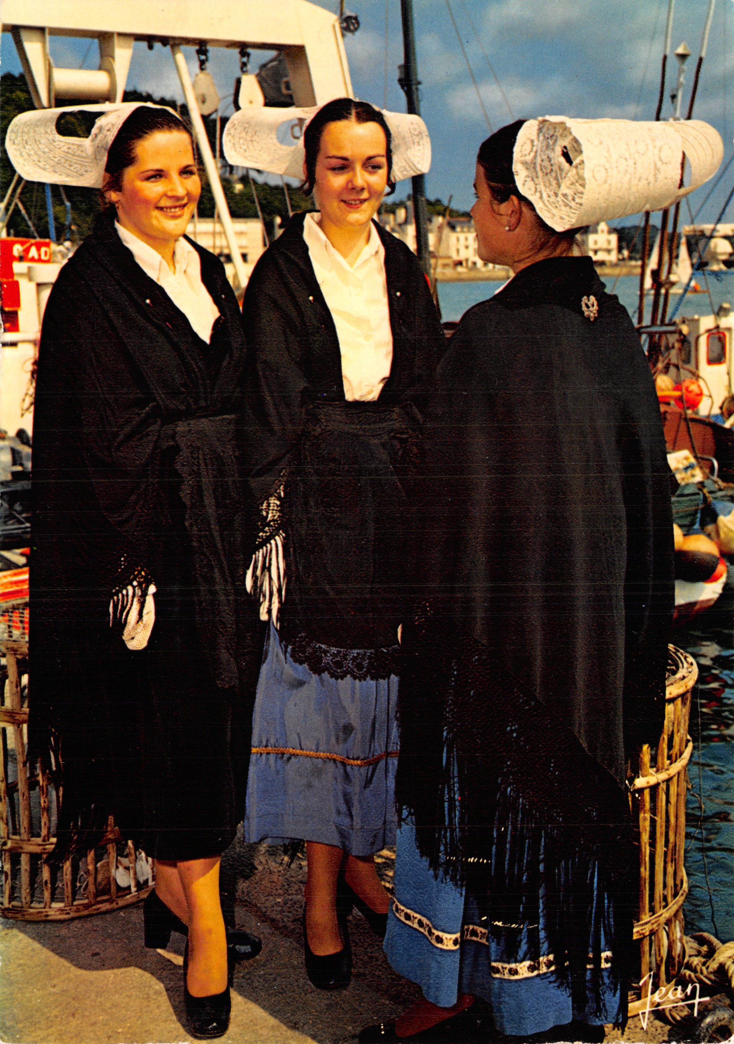 Tre giovani donne in costume bretonico — Coiffes et costumes du Tregor — Éditions Audierne