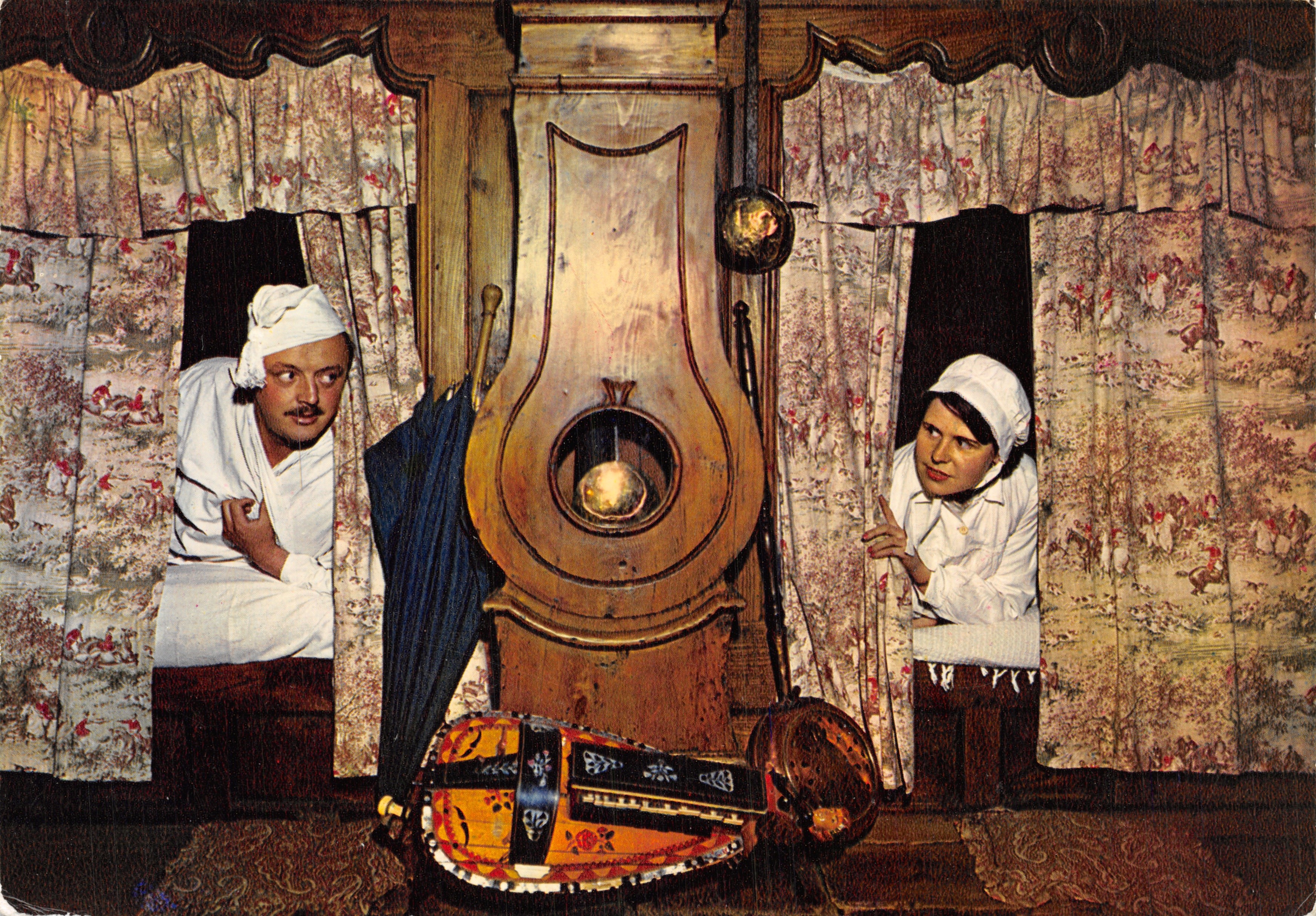 Folklore de Francia — Auvergne pittoresca: escena de acampada con dos personajes detrás de cortinas — Editor: Pierre Artaud et Cie, n° 249