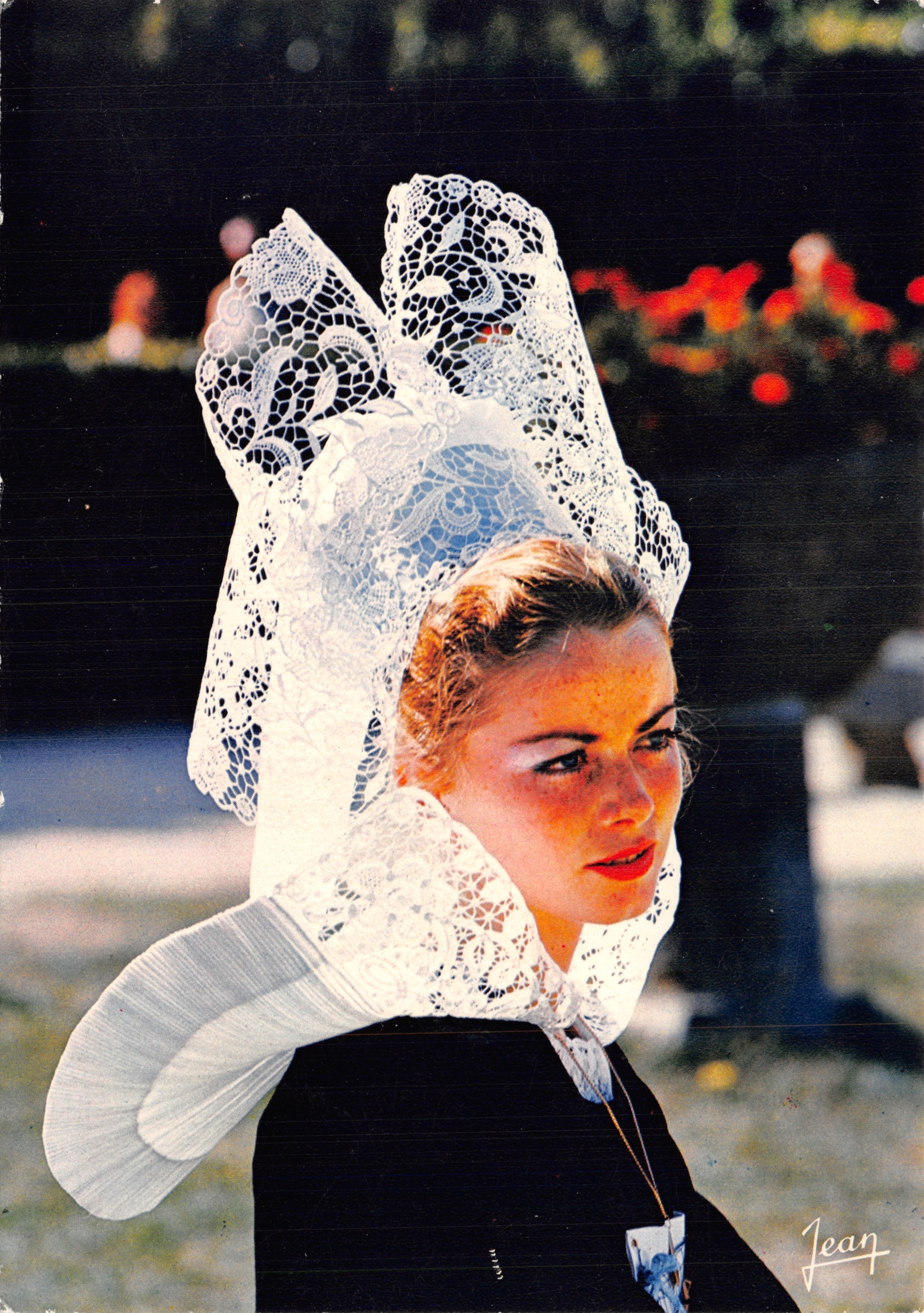 Vrouw in een hoofddoek van Fouesnant — Bretagne — Éditions Audierne