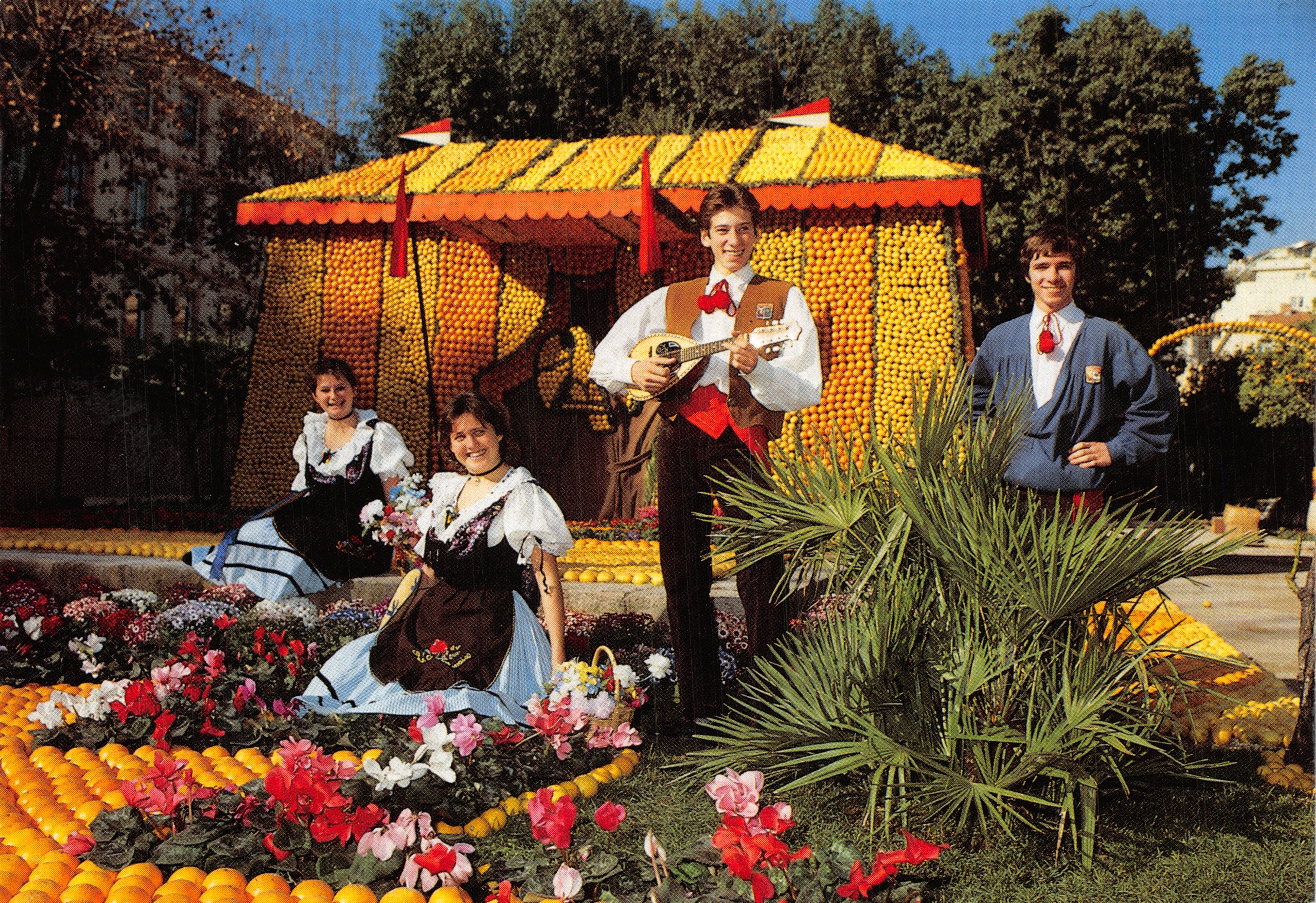 Festa degli Agrumi — Stand decorato con arance — Gruppo folk La Mentonnaise, Menton