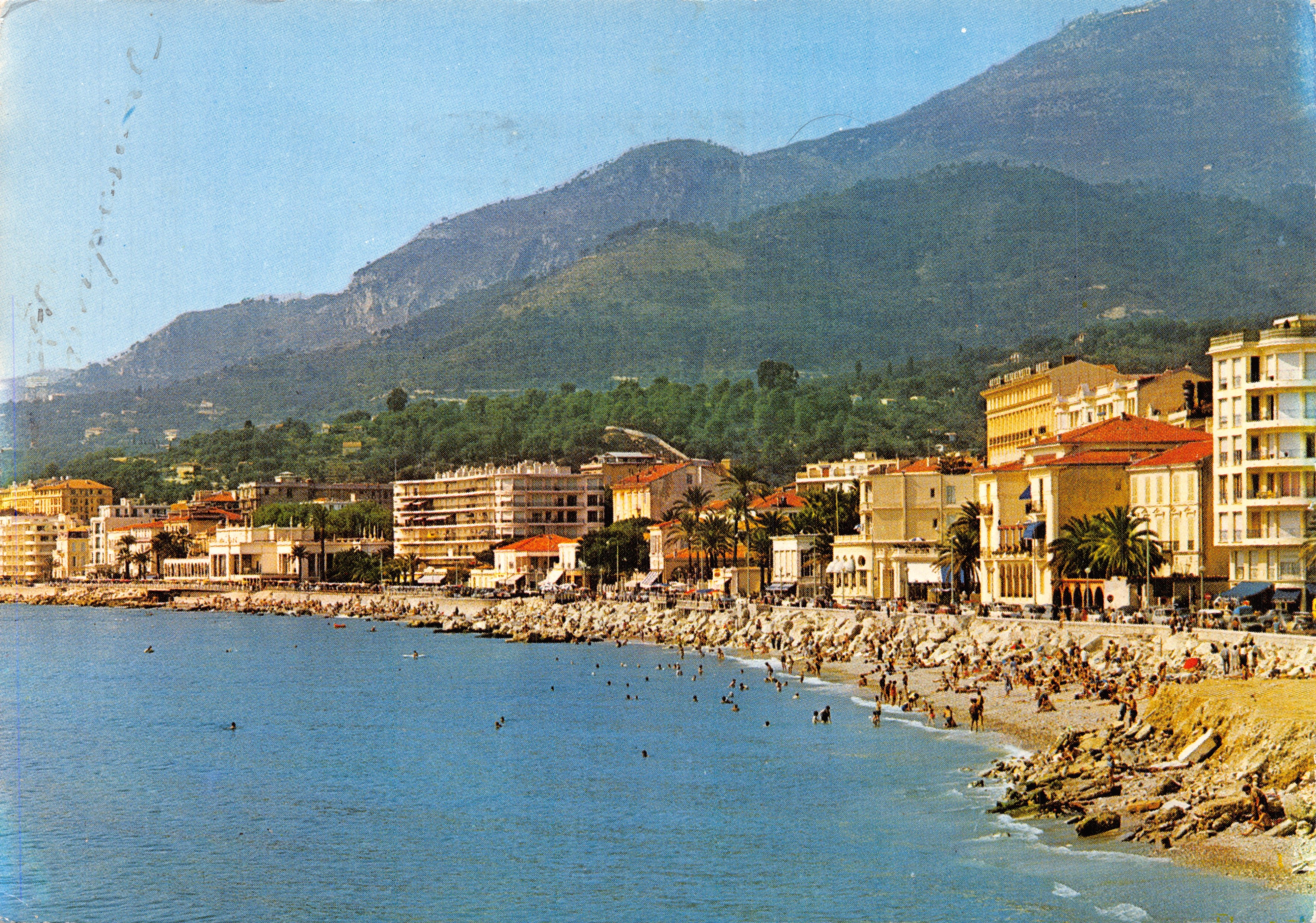 Spiaggia di Menton — vista panoramica con montagne in lontananza — editore Carnolès, n° OF-26