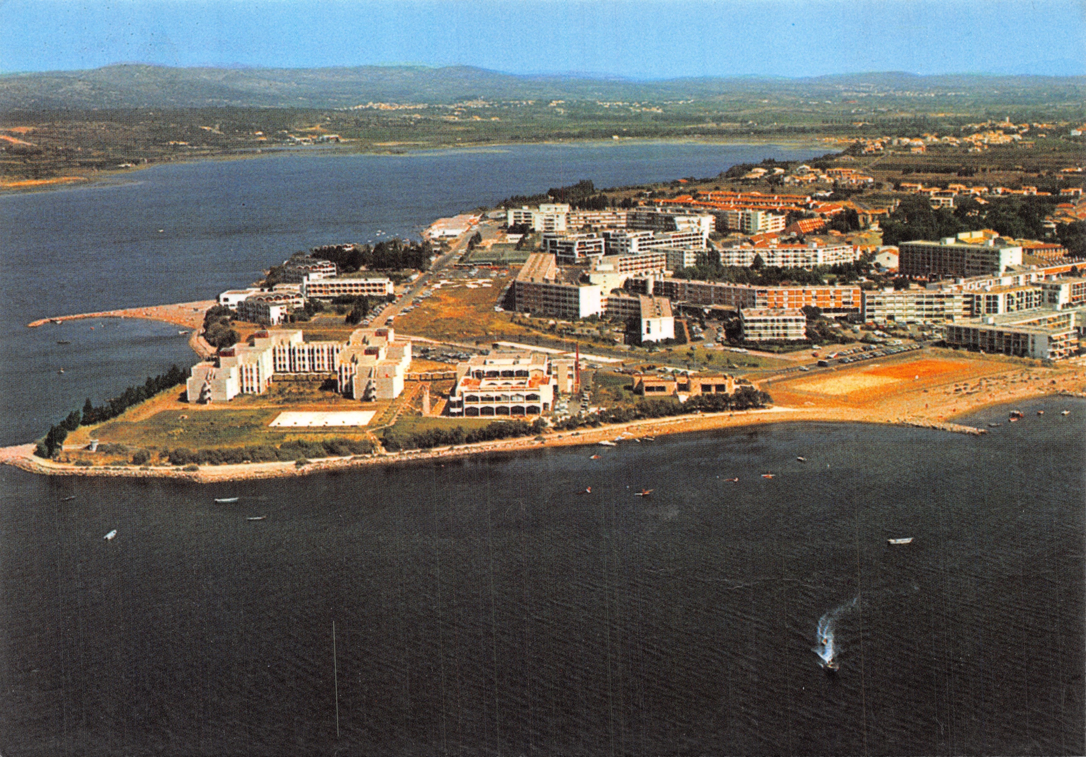 Balaruc-les-Bains — Aerial view of residences and the lake — editions de france