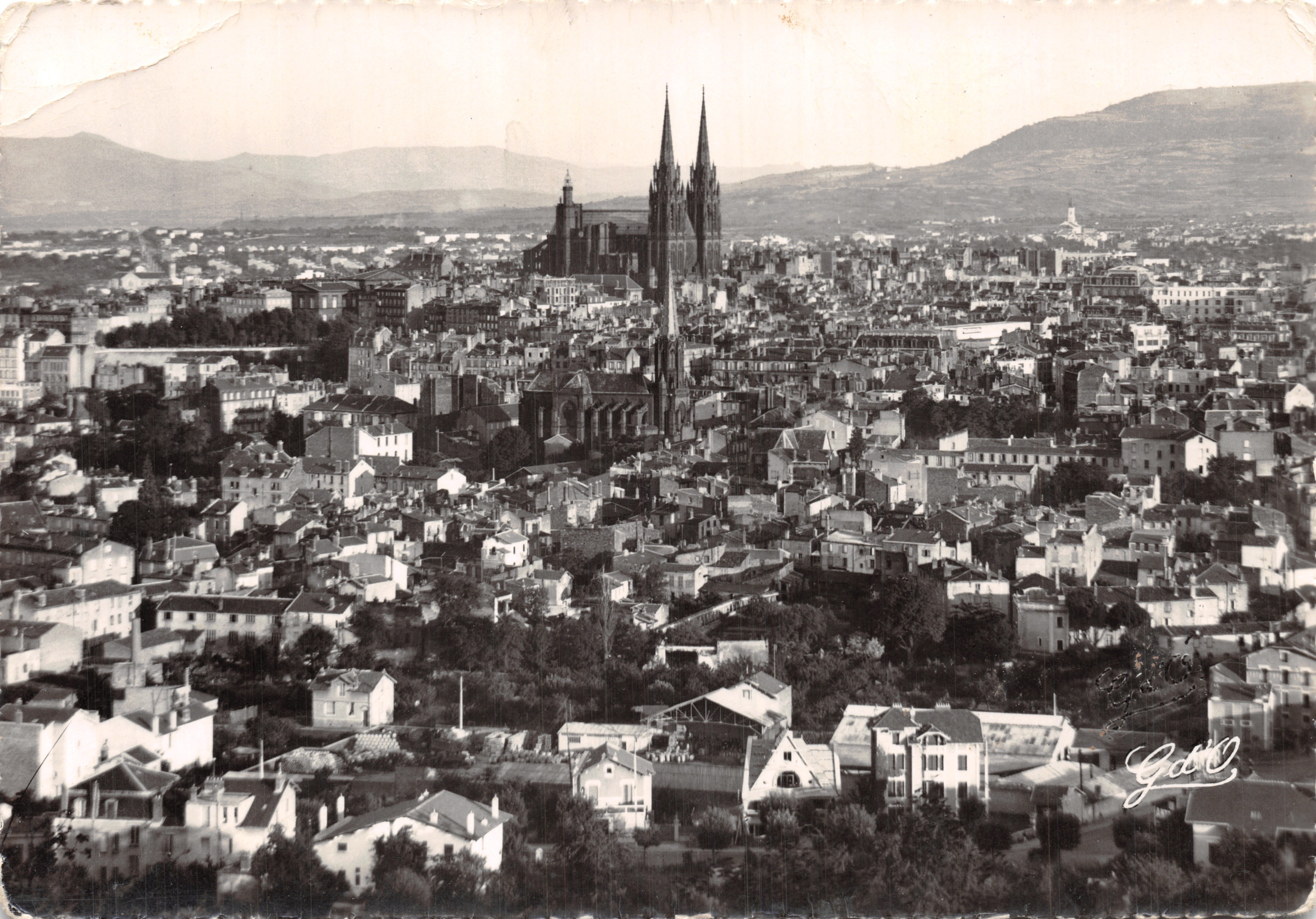 Clermont-Ferrand — vista general desde el oeste con catedral — L'Auvergne, Br-Int 65