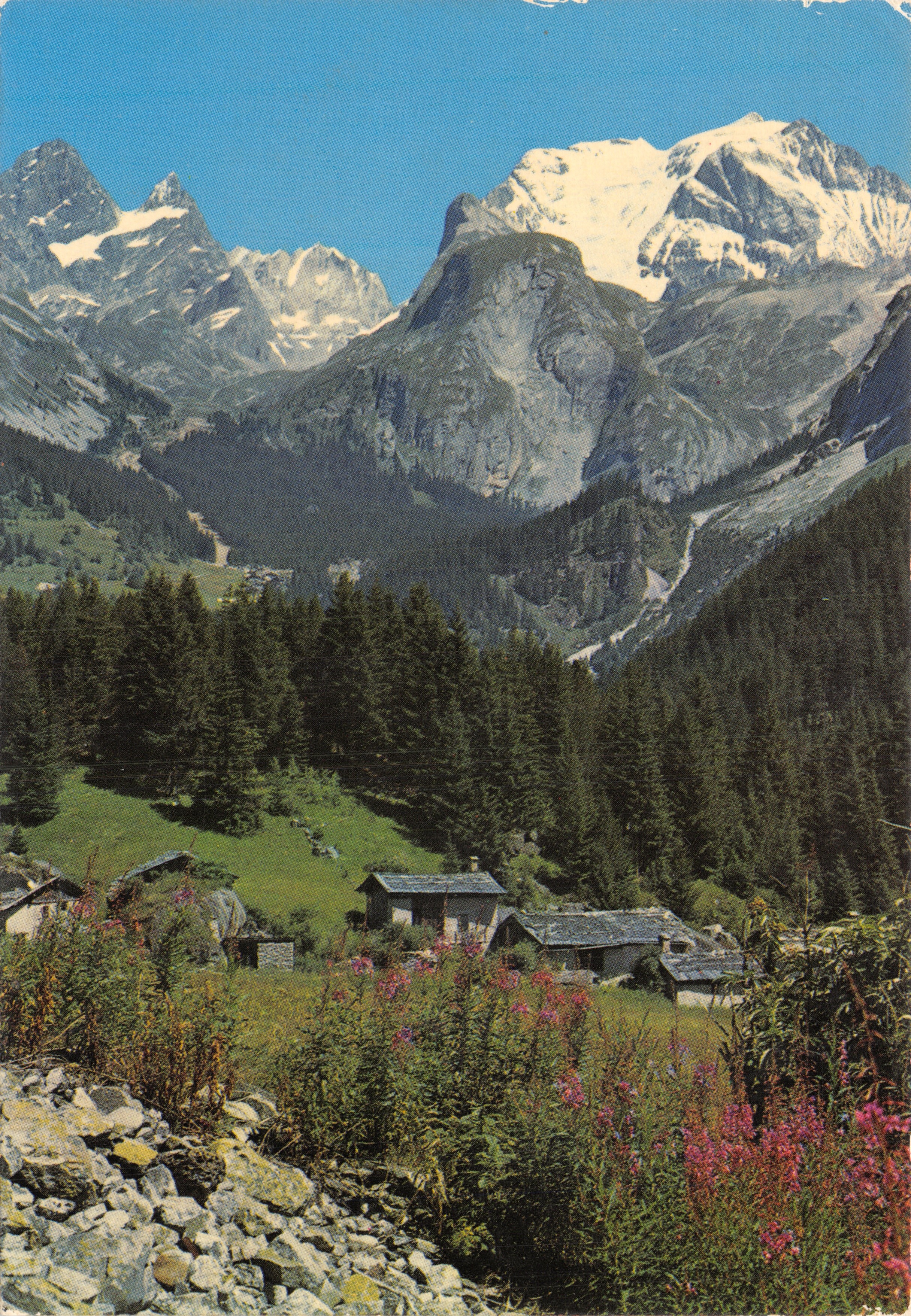 Alpi turistiche — villaggio di montagna — Edizioni vietate
