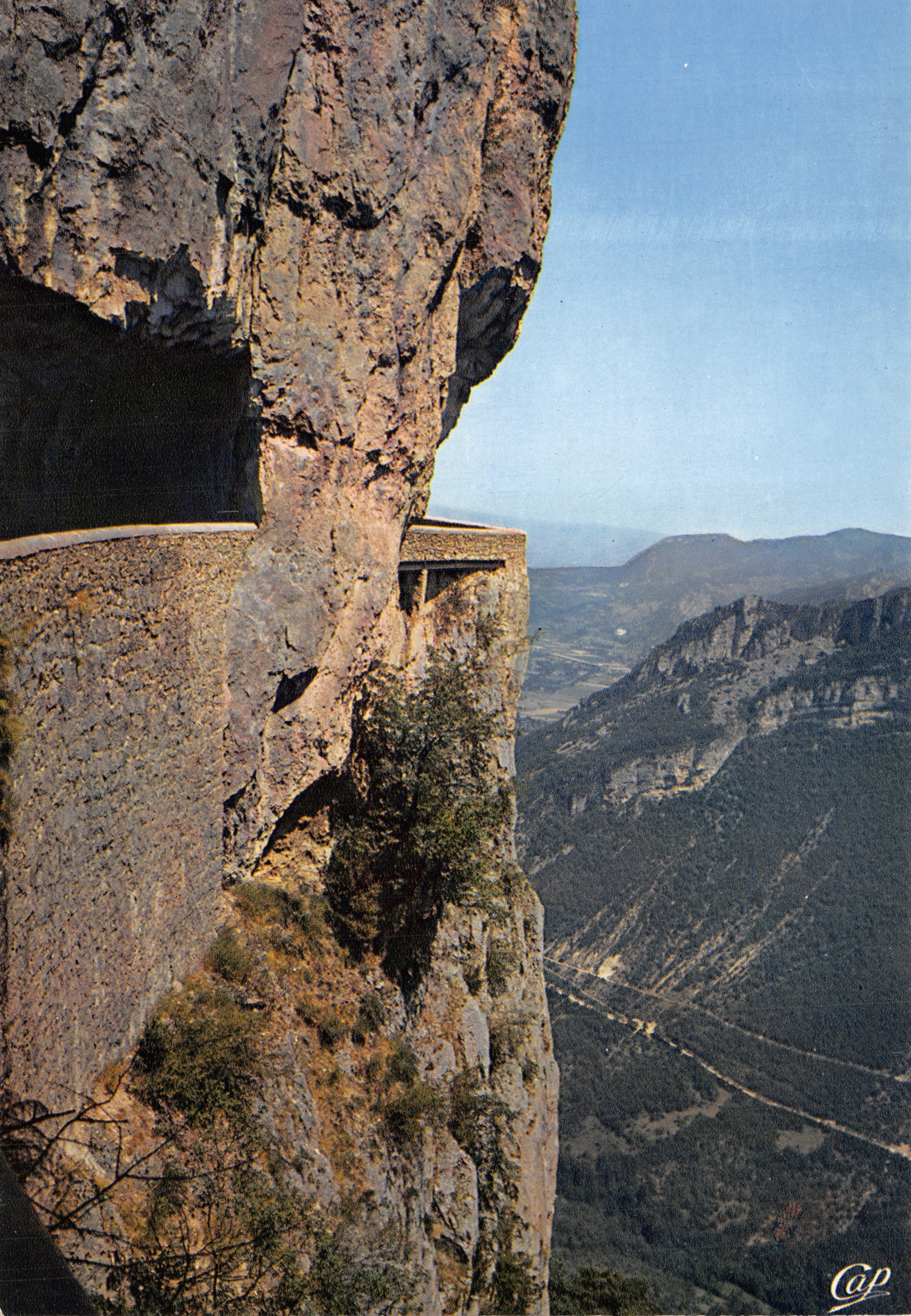 Le Grand-à-Pic — route encaissée dans un canyon — éditeur LUMICAP