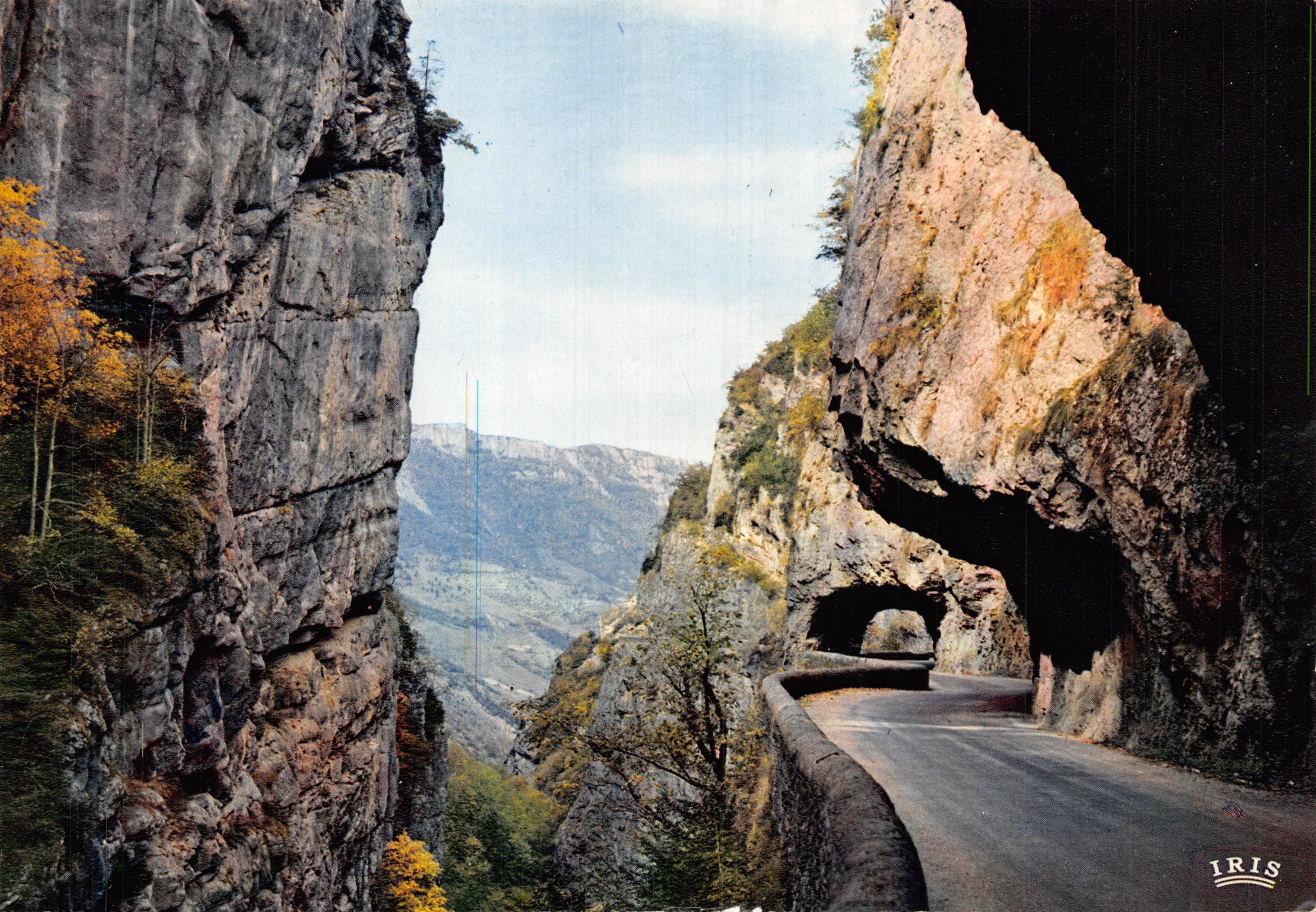Les Grands Goulets — vue du tunnel naturel dans un canyon rocheux — éditeur IRIS