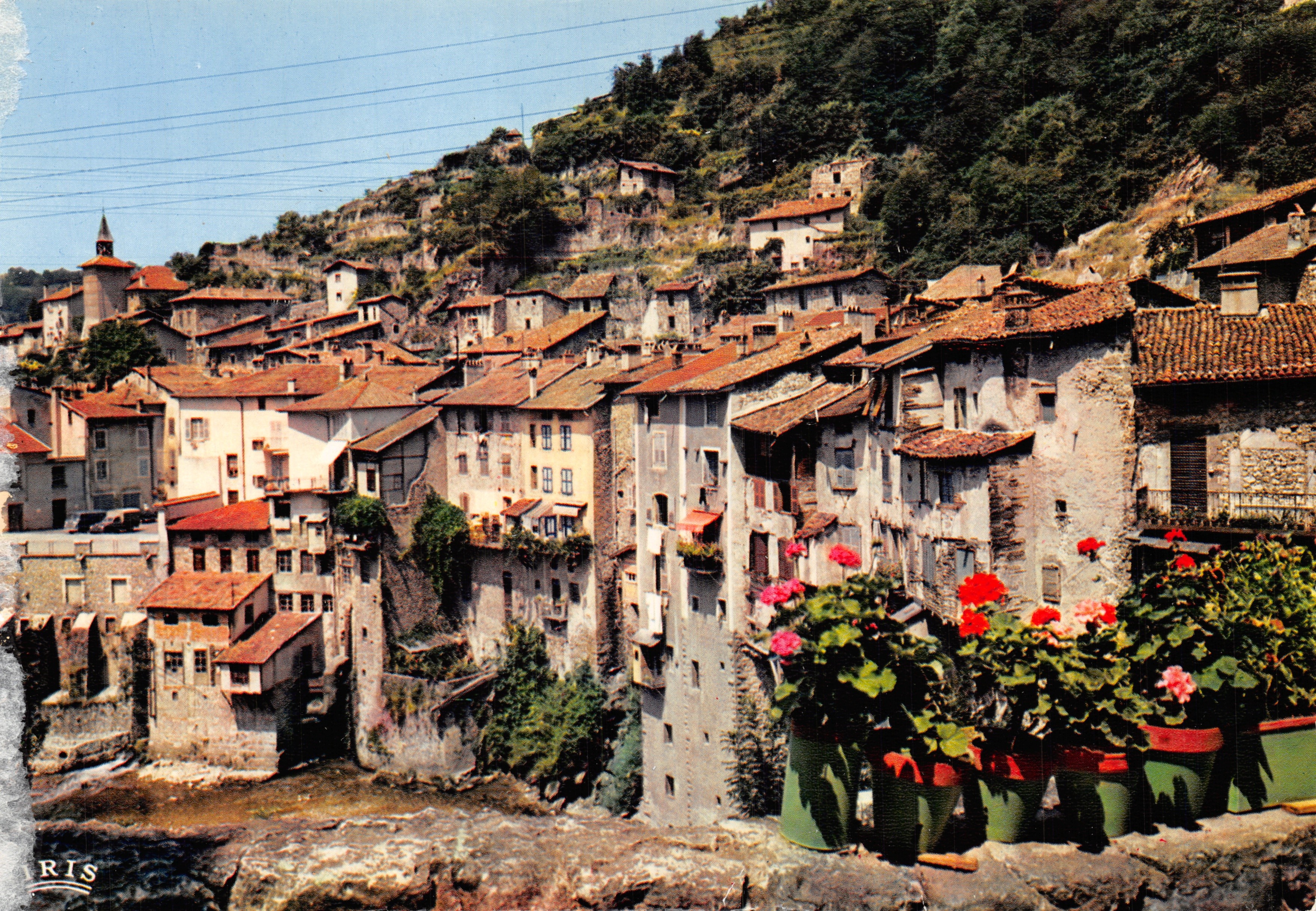Pont-en-Royans — vue d'ensemble des vieilles maisons suspendues au-dessus de la Bourne — éditeur LUMICAP