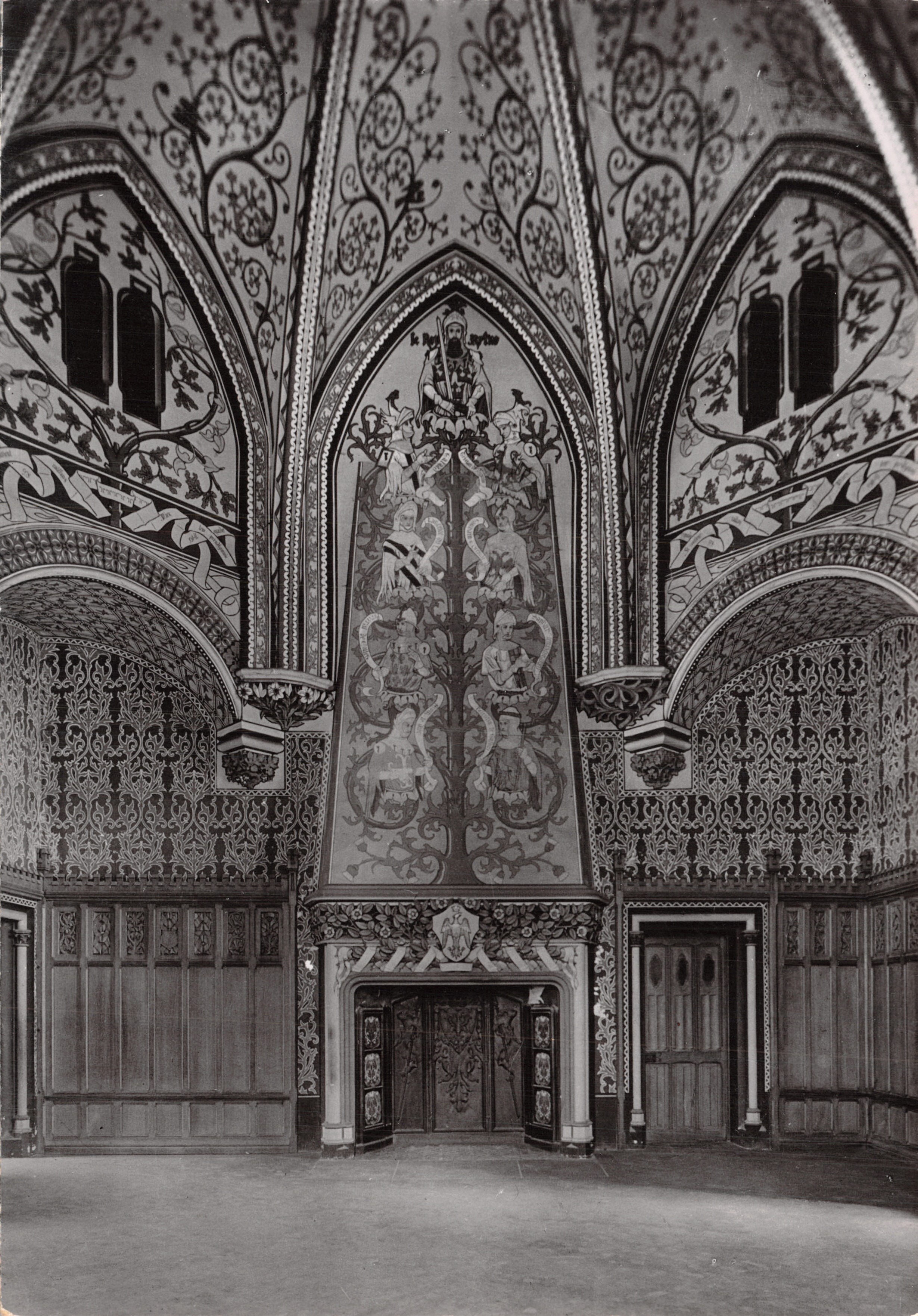 Pierrefonds (Oise) — Château, Salle des Chevaliers de la Table Ronde — Service Commercial Monuments Historiques, Paris