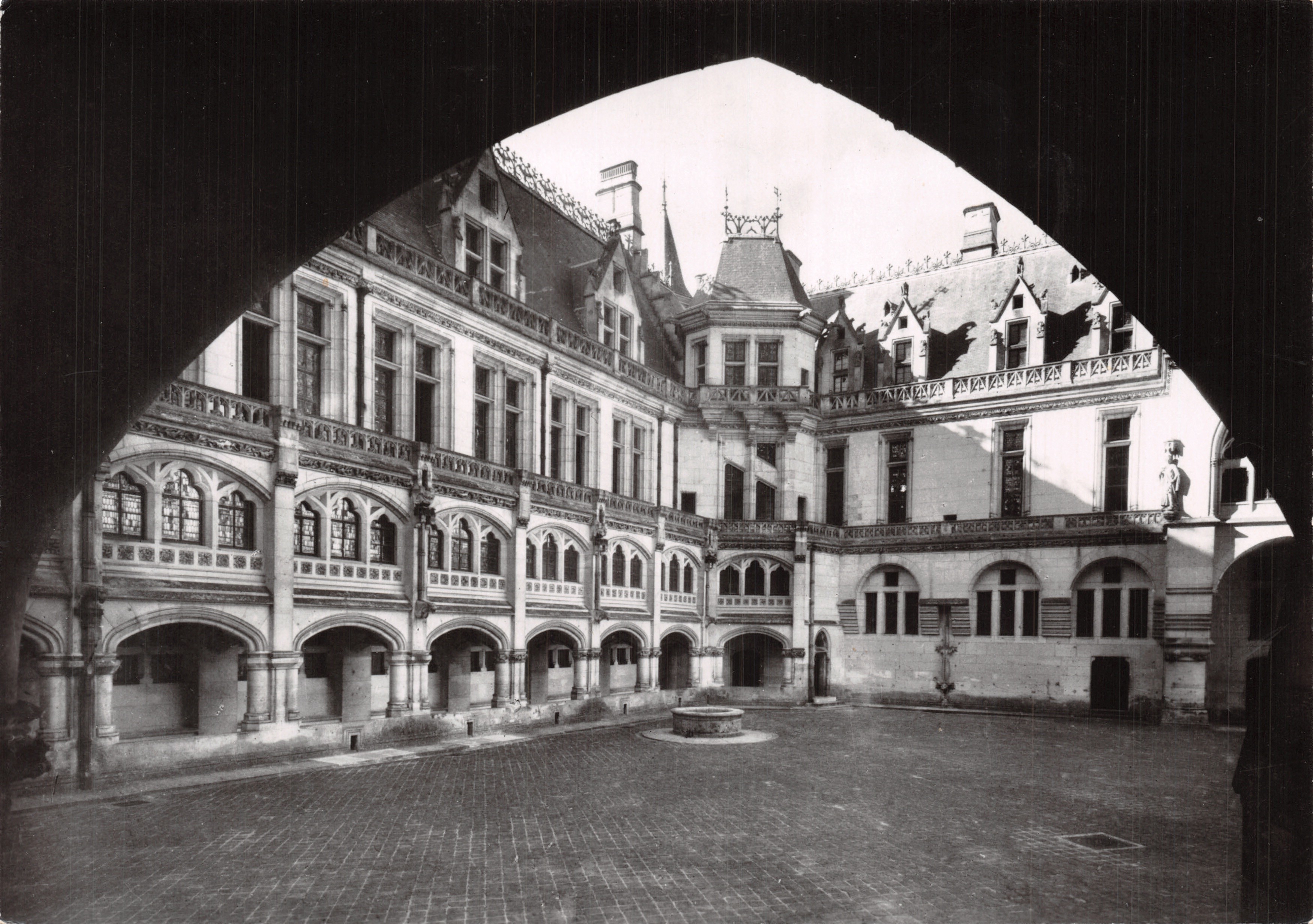 Pierrefonds (Oise) — Le Château, Cour d'Honneur et Aile Ouest (Reconstitution de Viollet-le-Duc, 1858-1870) — Service Commercial Palais Alexandre-III - Paris