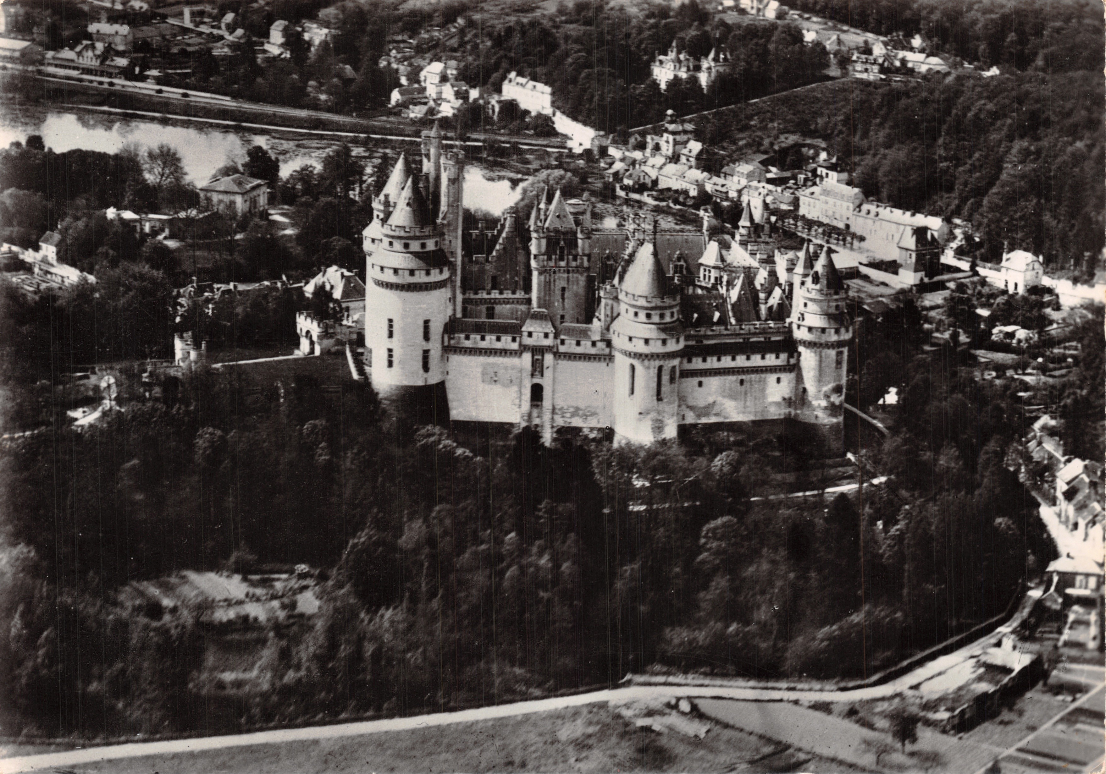 Pierrefonds (Oise) — Le Château (Reconstitution de Viollet-le-Duc, 1858-1870) — Service Commercial Monuments Historiques, Grand Palais - Avenue Alexandre-III - Paris