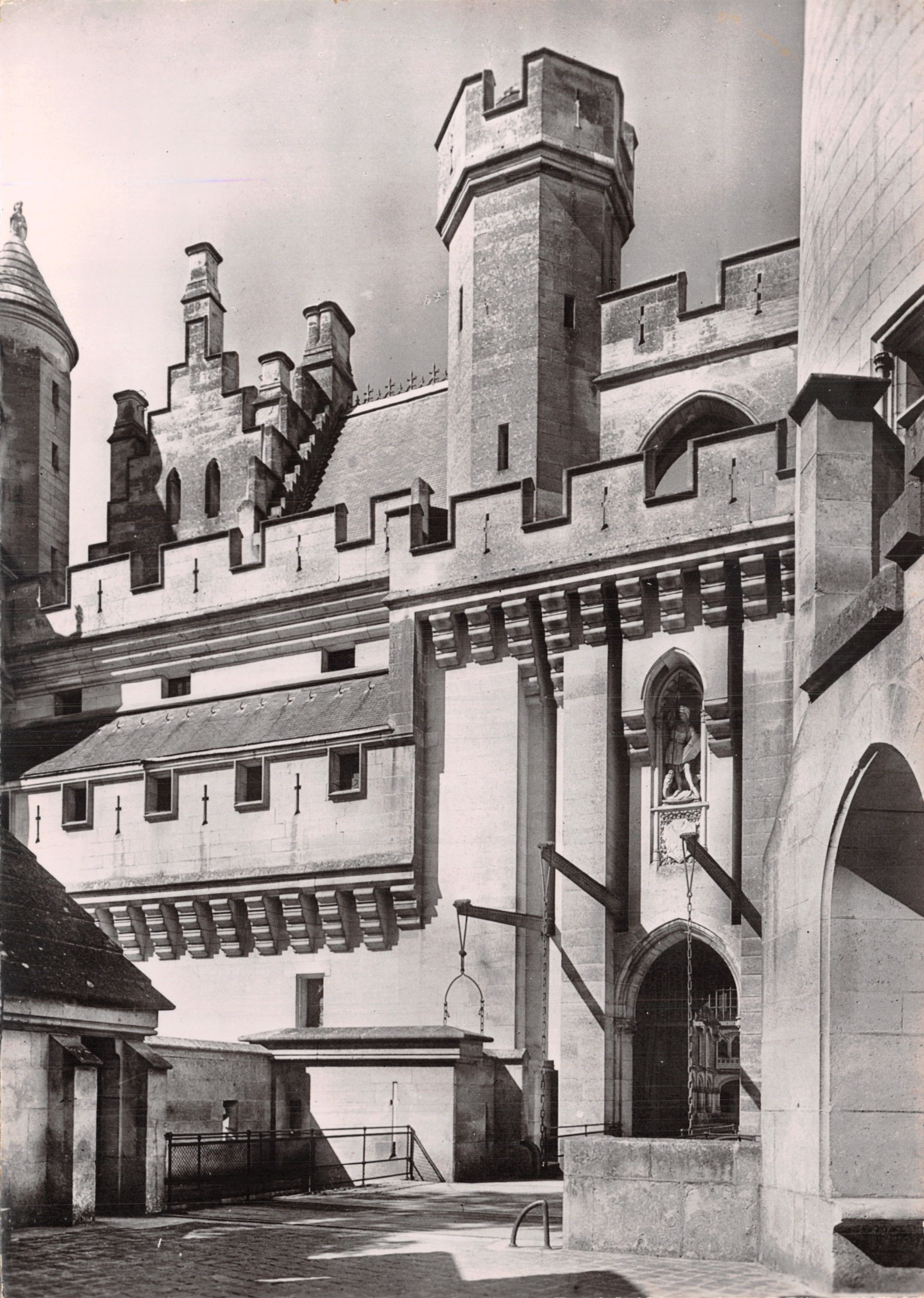 Pierrefonds (Oise) — Il Castello (Ricostruzione di Viollet-le-Duc, 1858-1870) — Porta e Portone d'ingresso, Service Commercial Monuments Historiques, Parigi