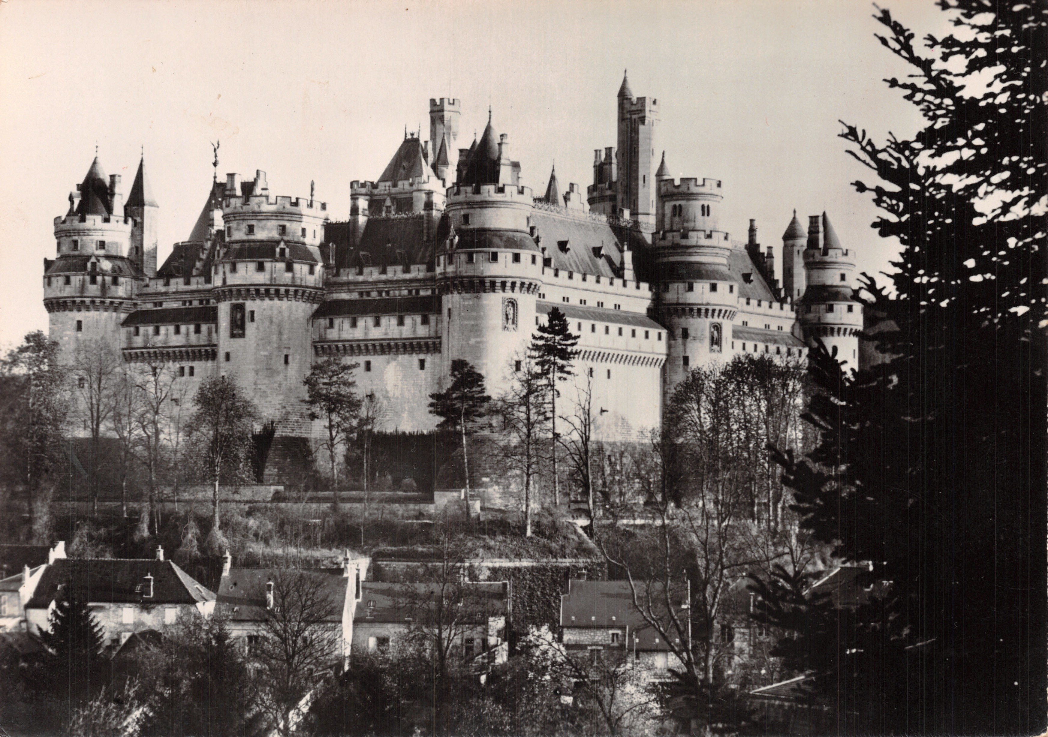 Pierrefonds (Oise) — Le Château (Reconstitution de Viollet-le-Duc : 1858-1870) — Service Commercial Historiques Grand Palais - Avenue Alexandre-III - Paris