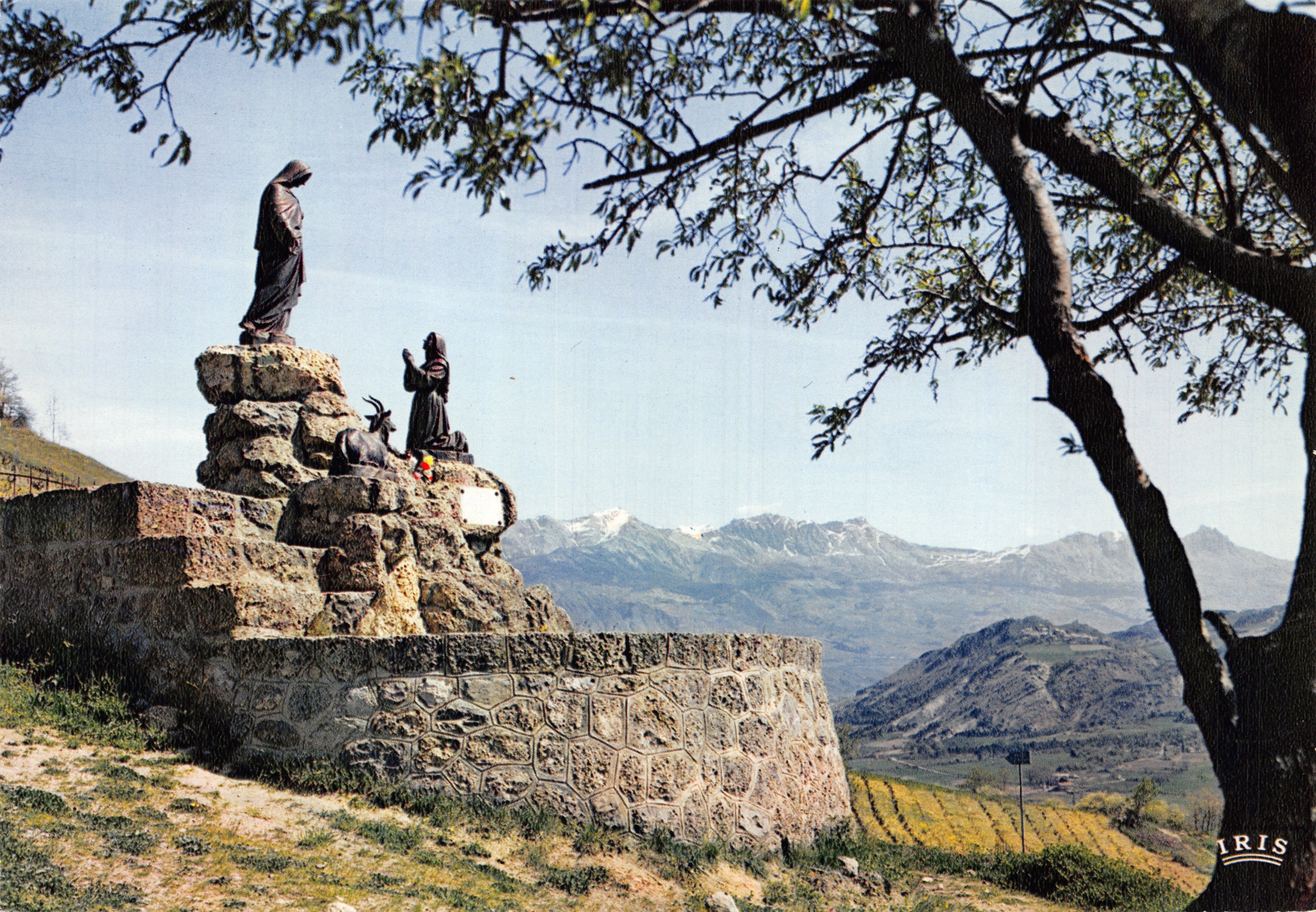 Notre-Dame-du-Laus — Lieu de l'apparition, statue sur socle avec chèvre — éditeur IRIS