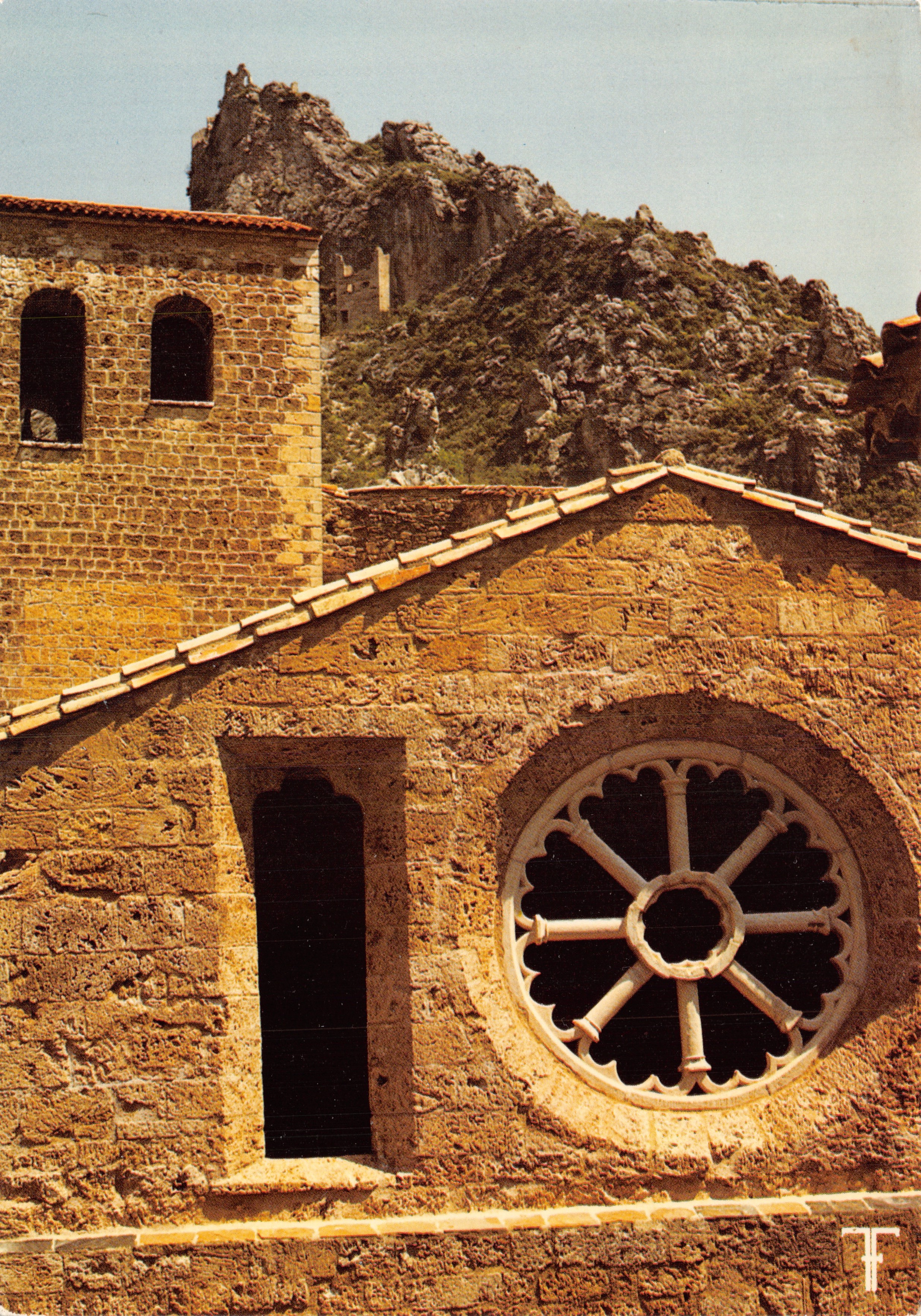 St Guilhem-le-Désert — Abbazia, campanile e rosone del refettorio con il castello del Géant in fondo — Éditions des Septfonts de la Selle