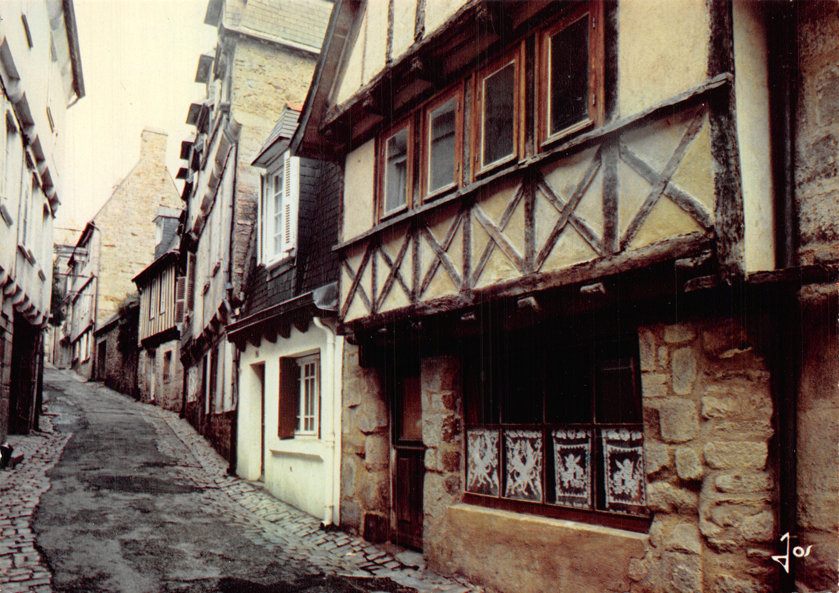 Strada pavimentata a Rennes — casa a telaio con vetrate decorate — Éditions d'Art JOS, Quimper