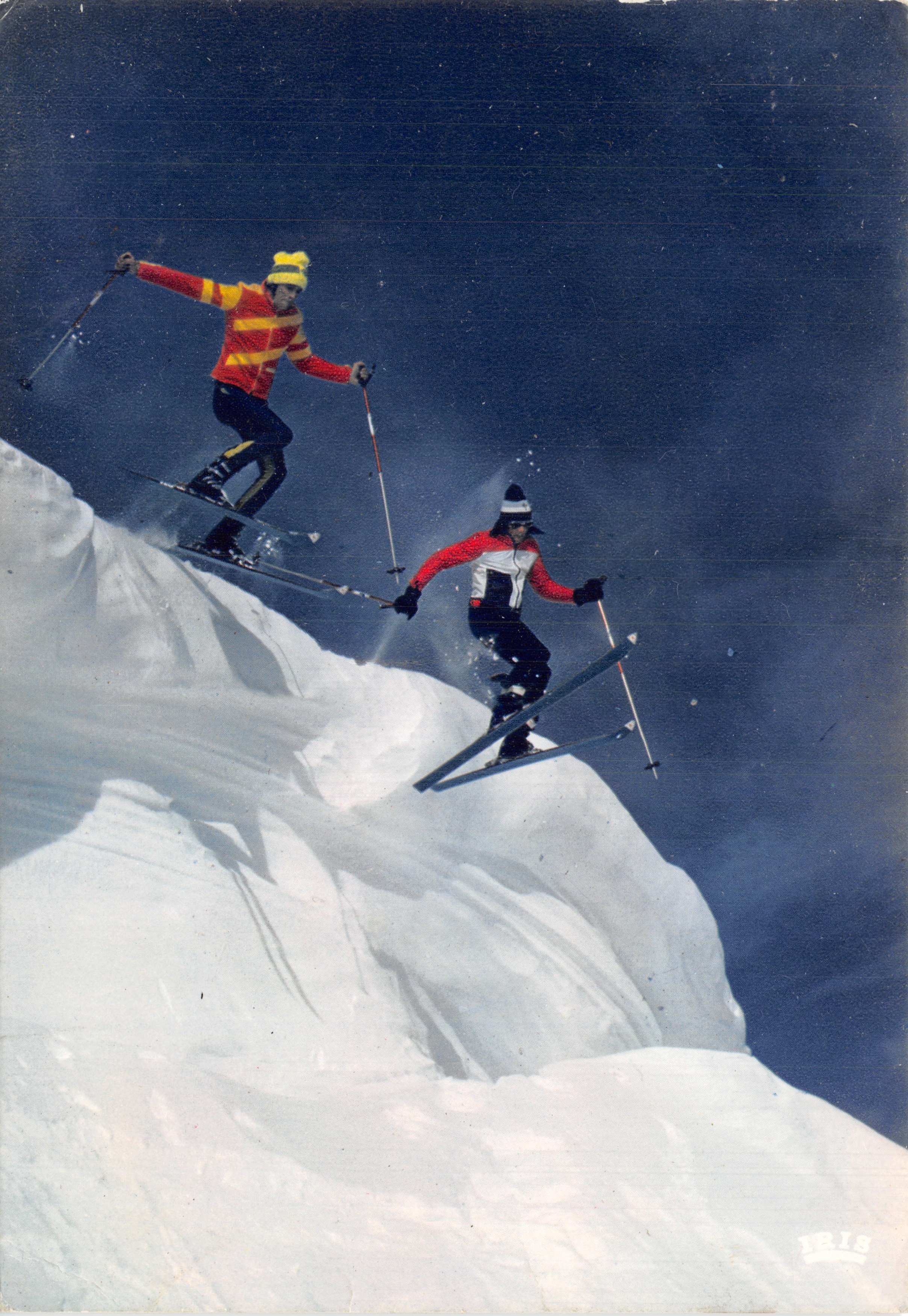 Ski sauvage — deux skieurs en action sur une pente enneigée — éditeur IRIS, n° 1818