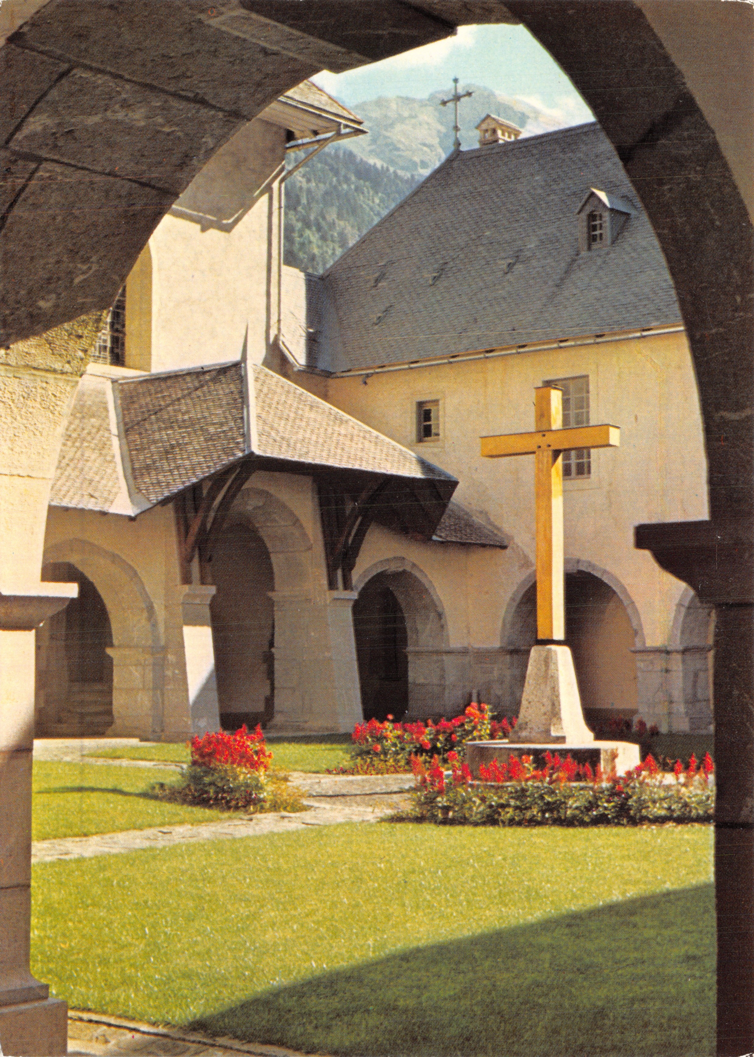 Carmel du Reposoir — Cortile interno con croce — Imp. Draeager