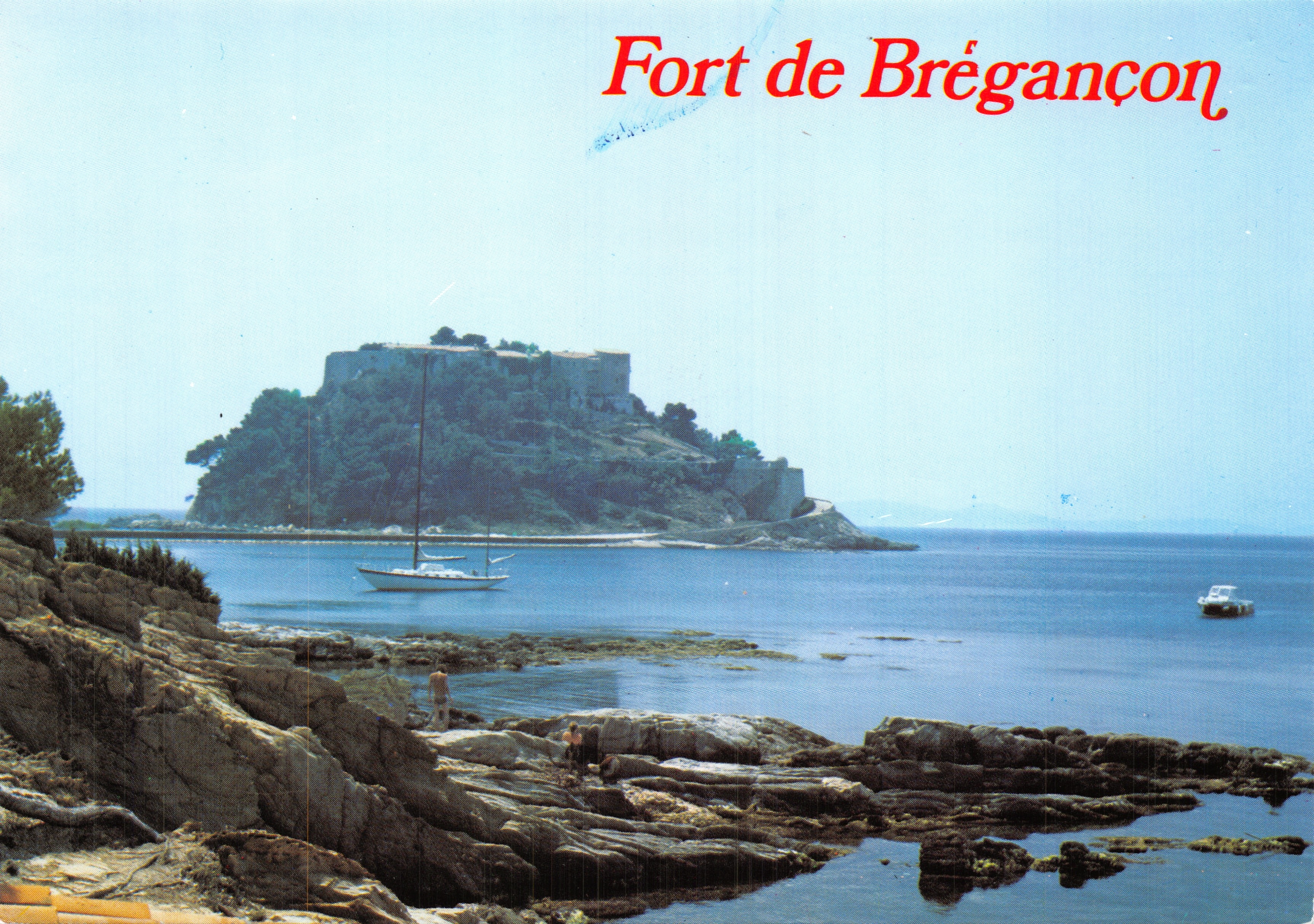Fort de Brégançon — vue du fort sur l'île, avec voiliers — Éditions AZUR RIVIERA, n° 83230/19