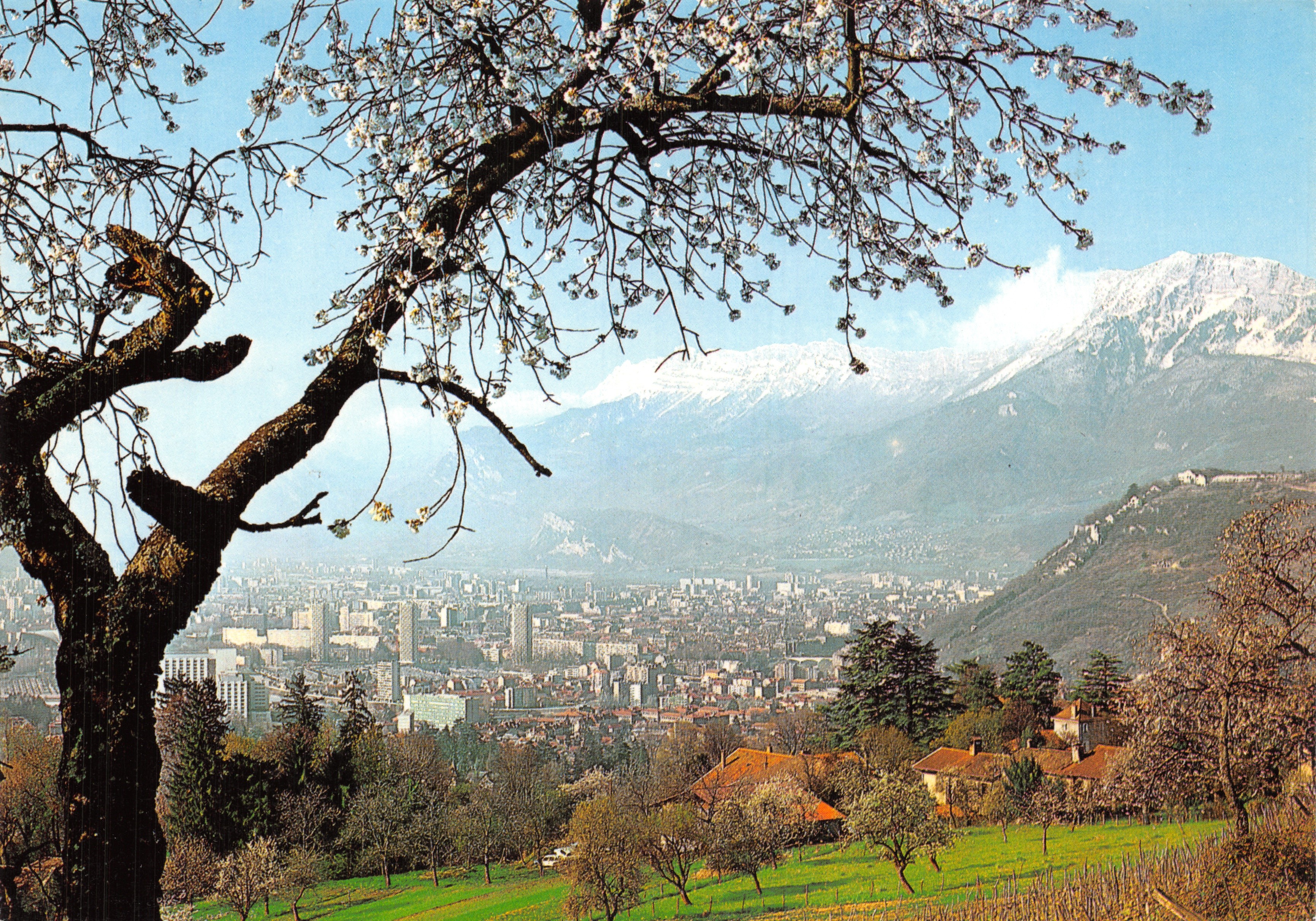 Grenoble in de lente — Uitzicht op de stad en het Vercors — gedrukt in Frankrijk