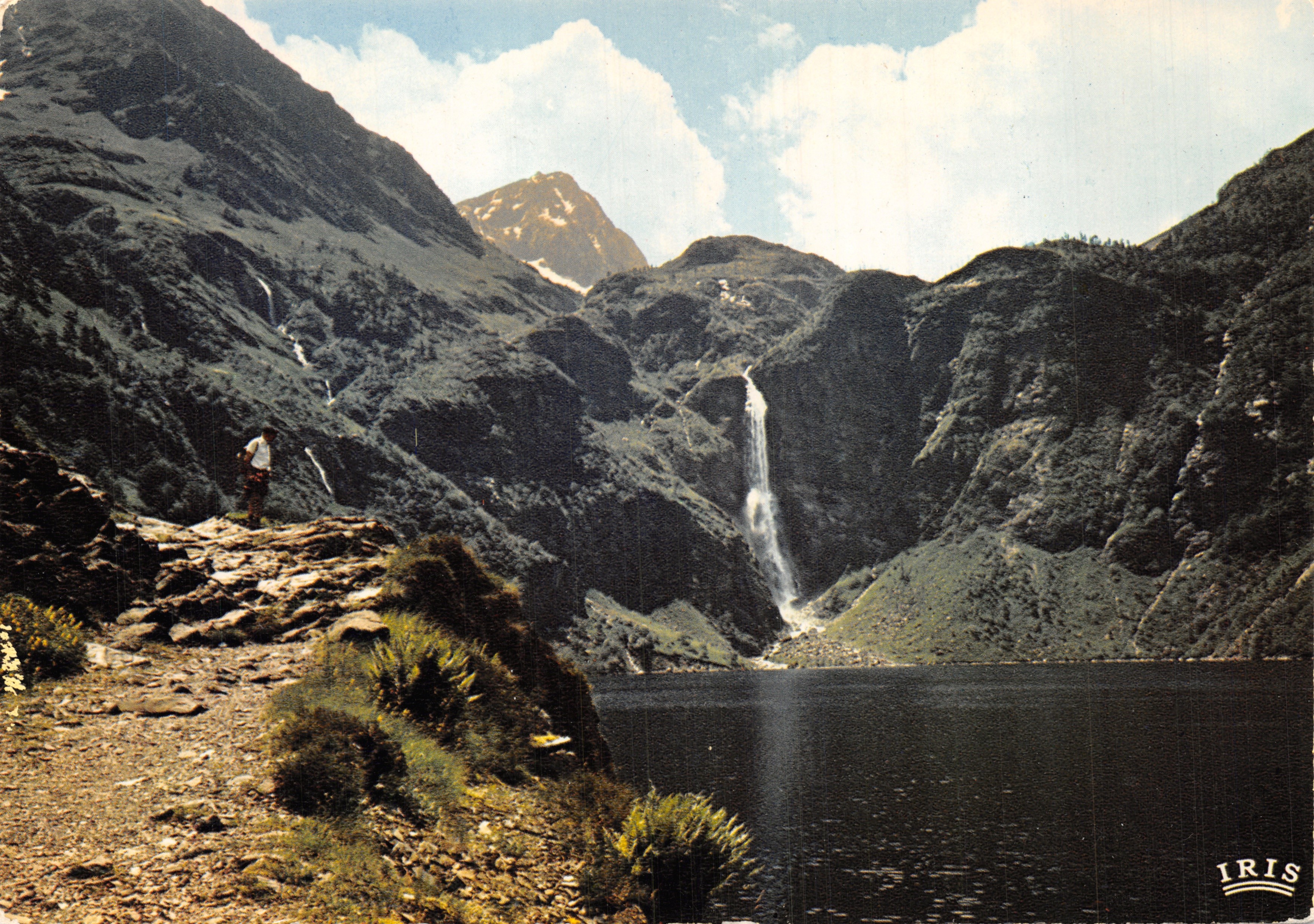 Lago de Oô y su cascada — vista panorámica con cascada de 273 m — editor IRIS