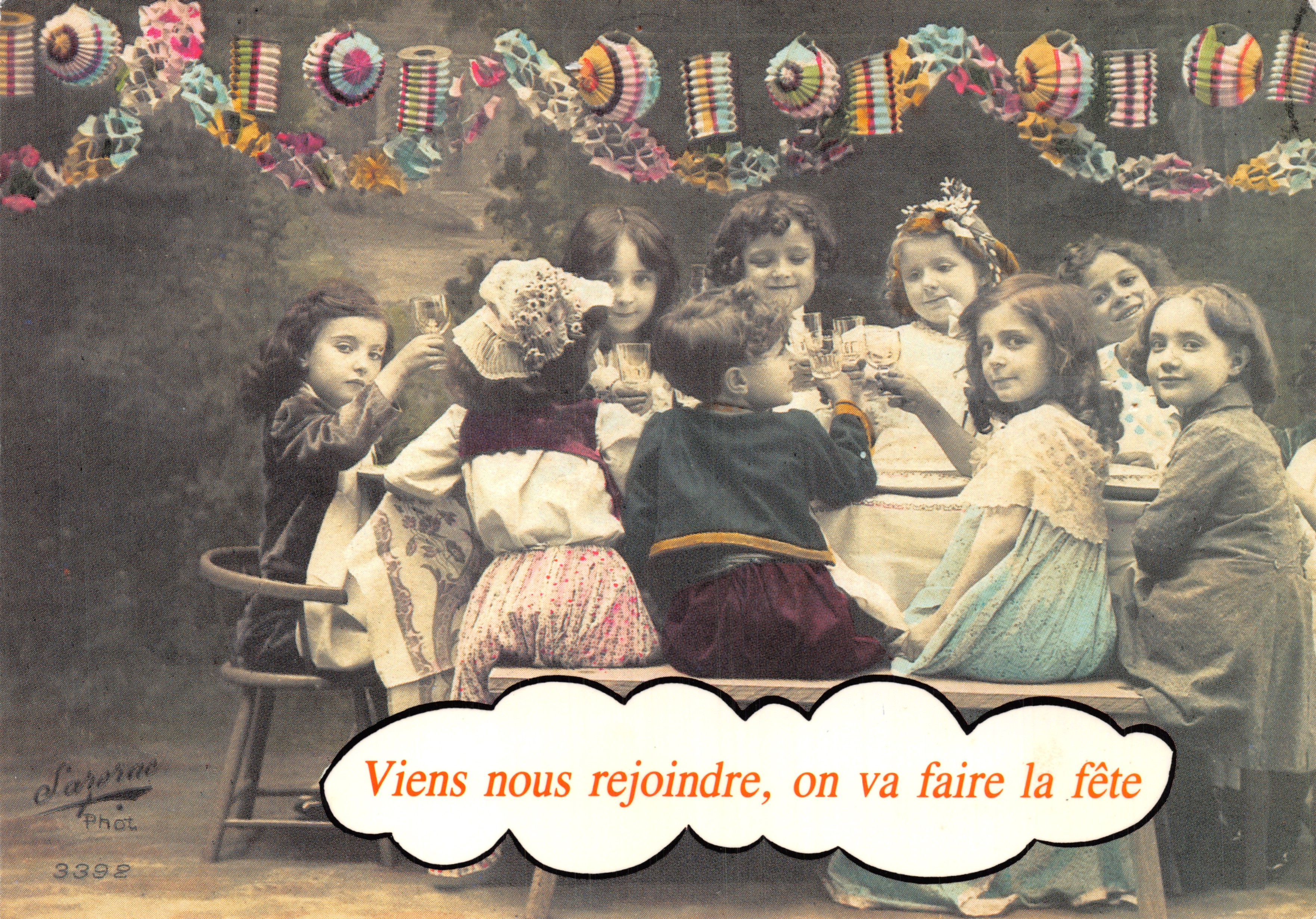 Kinderen die een feest vieren — groepsbeeld met linten — Laforne Fotografie n°3392