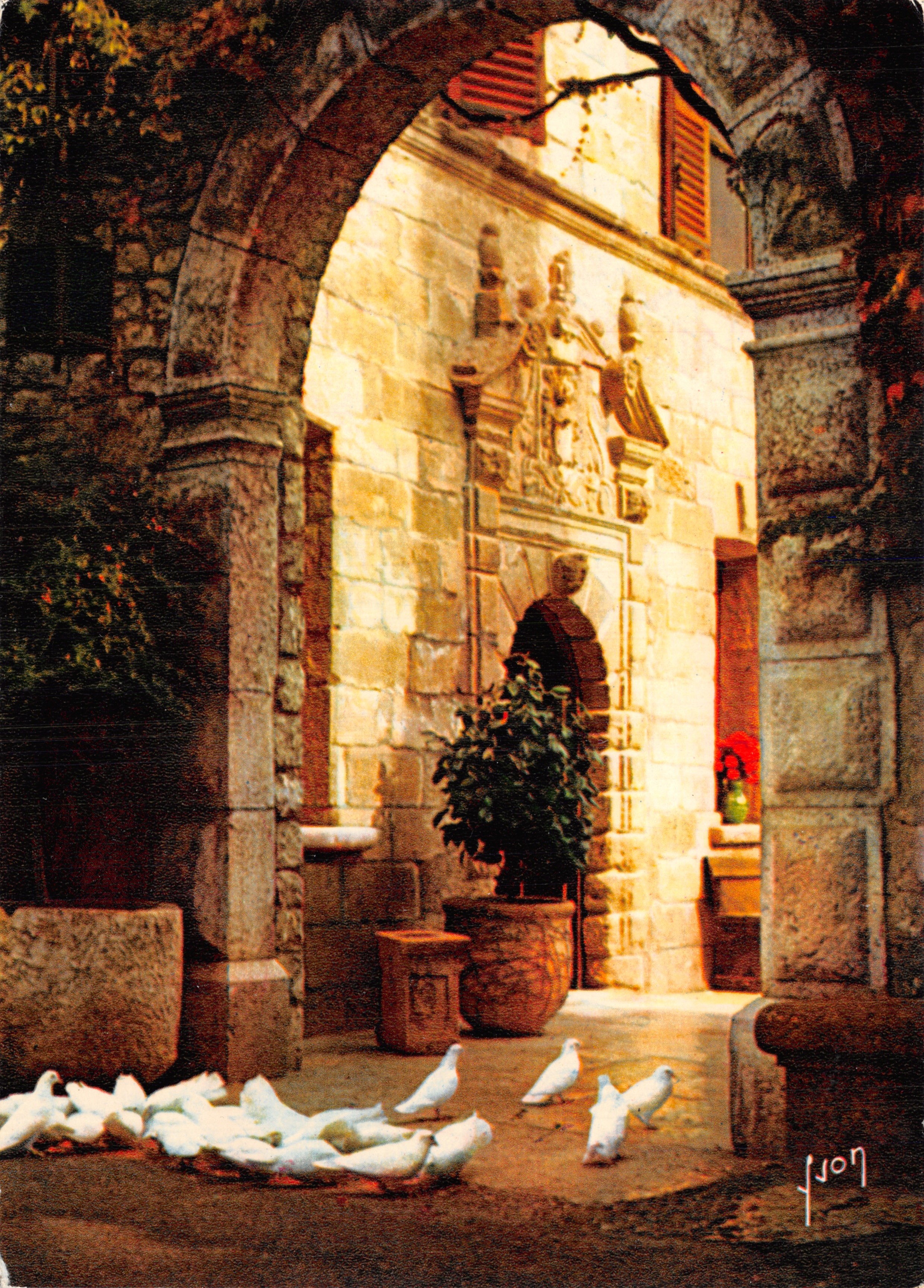 Saint-Paul (Alpes-Maritimes) — entrada de un edificio de piedra con palomas blancas — editor Yvon