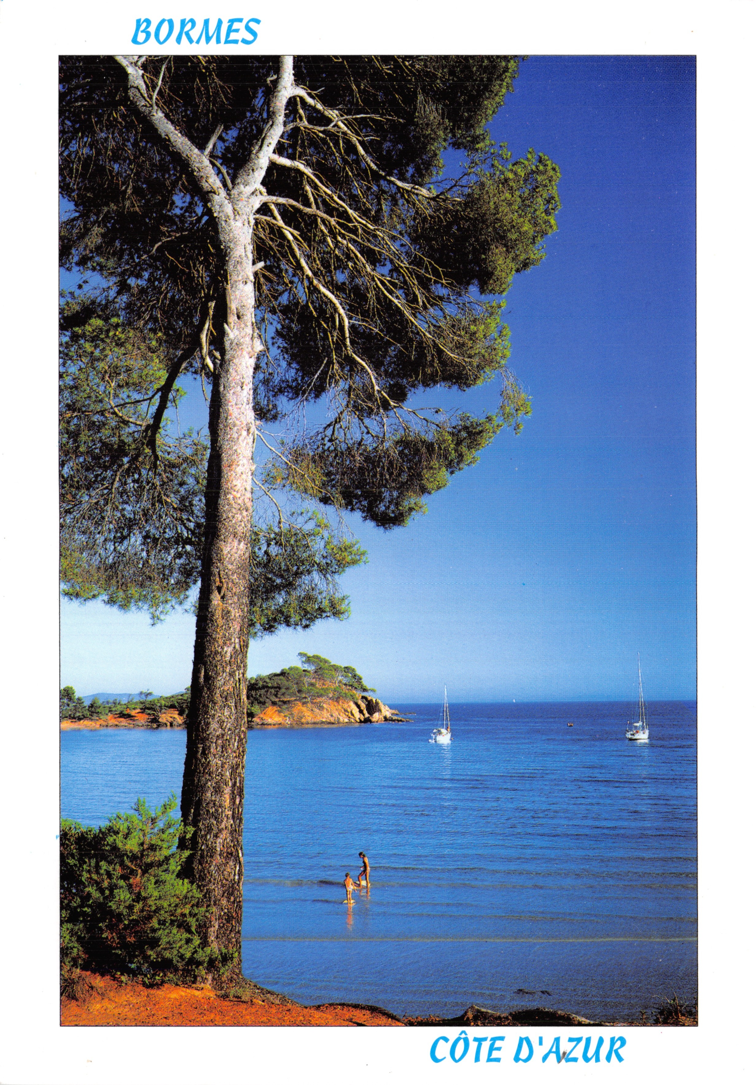 Bormes — vue de la plage avec pin et voiliers — Éditions Florian Mistral