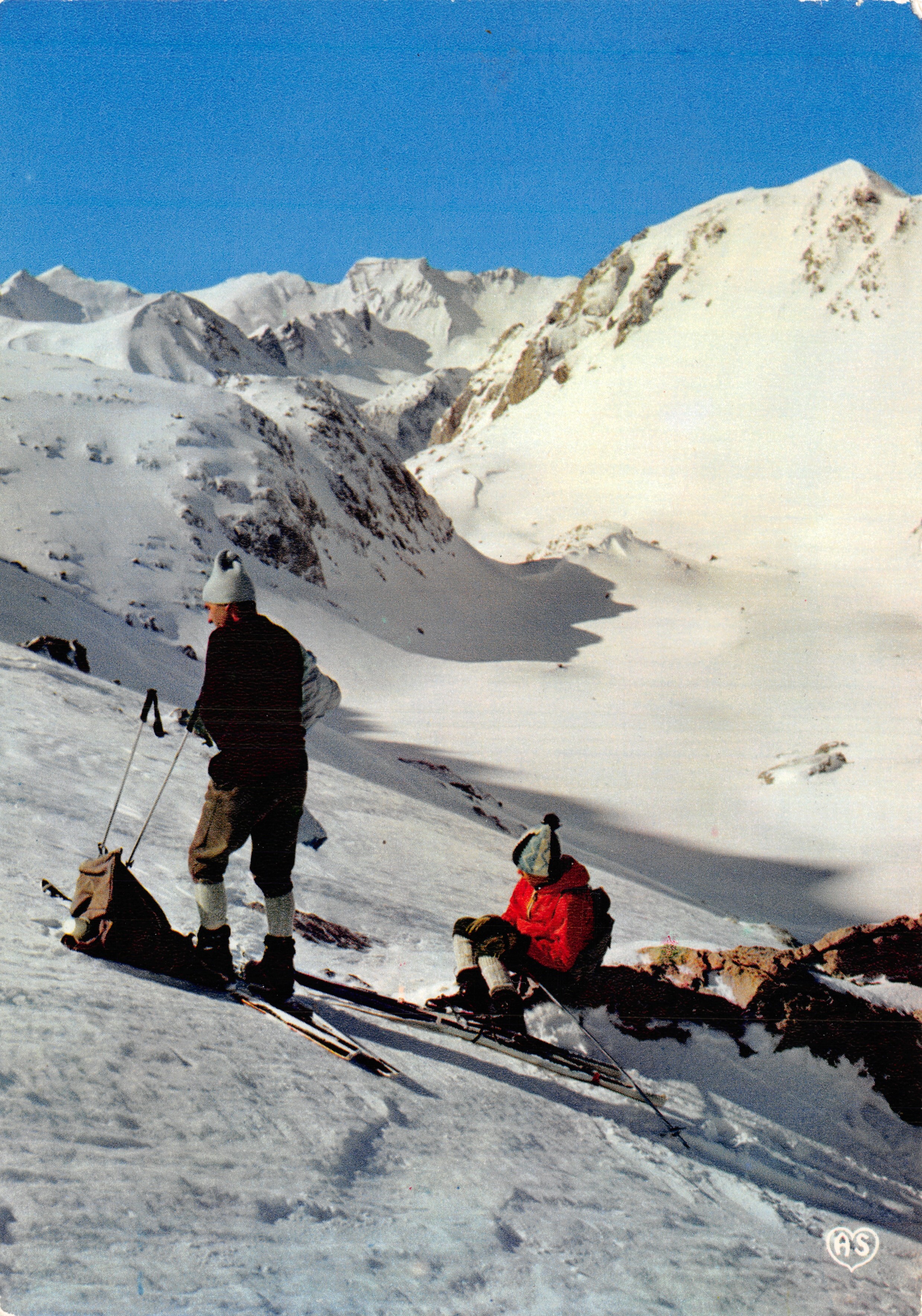 Dos esquiadores en la montaña — vista de Besse-en-Chandesse — editor AS