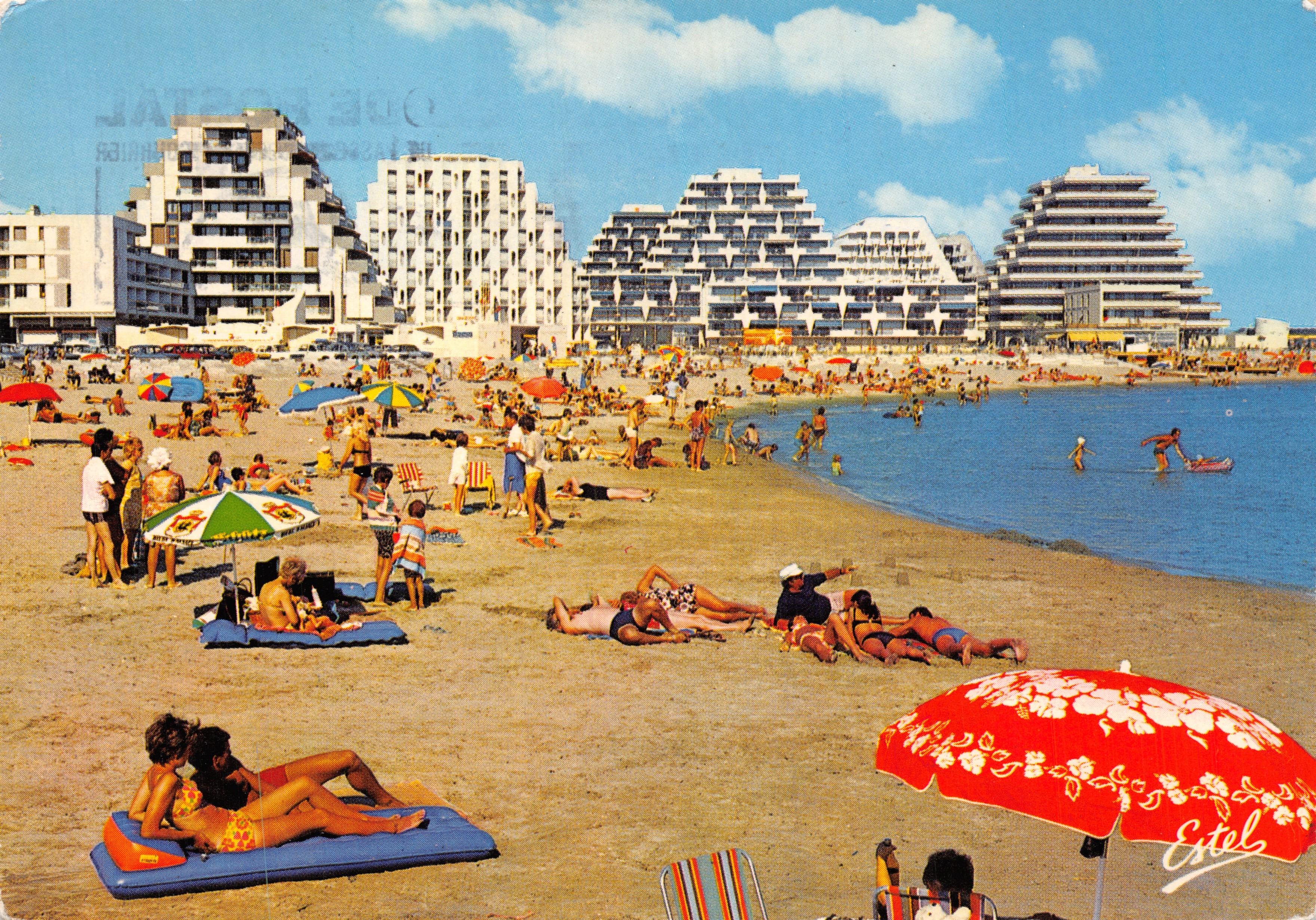La Grande-Motte — plage animée avec immeubles modernes — Éditions ESTEL
