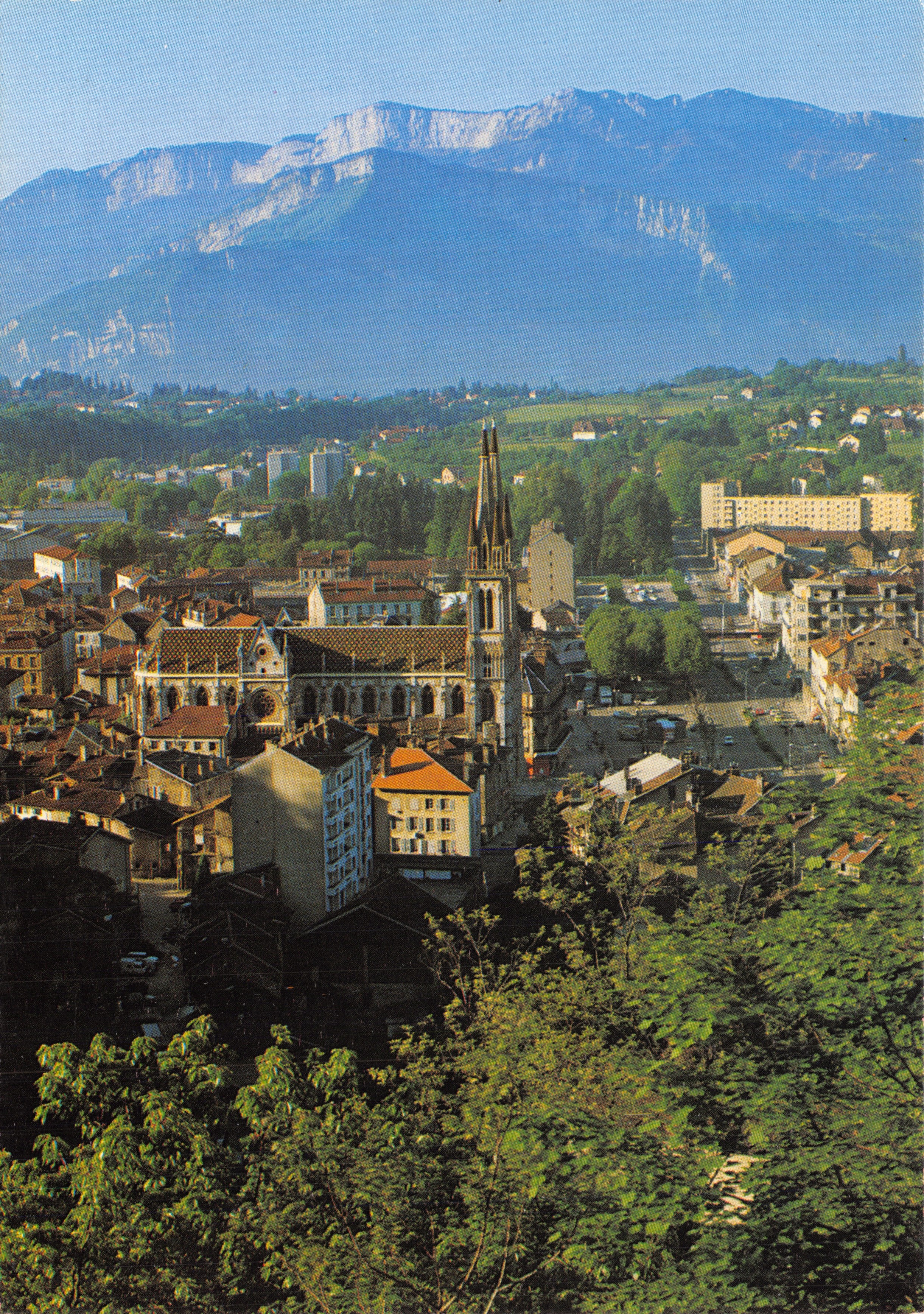 Voiron (38) — vue générale, église Saint-Bruno au premier plan, monts Vercors en arrière-plan — imprimé en France