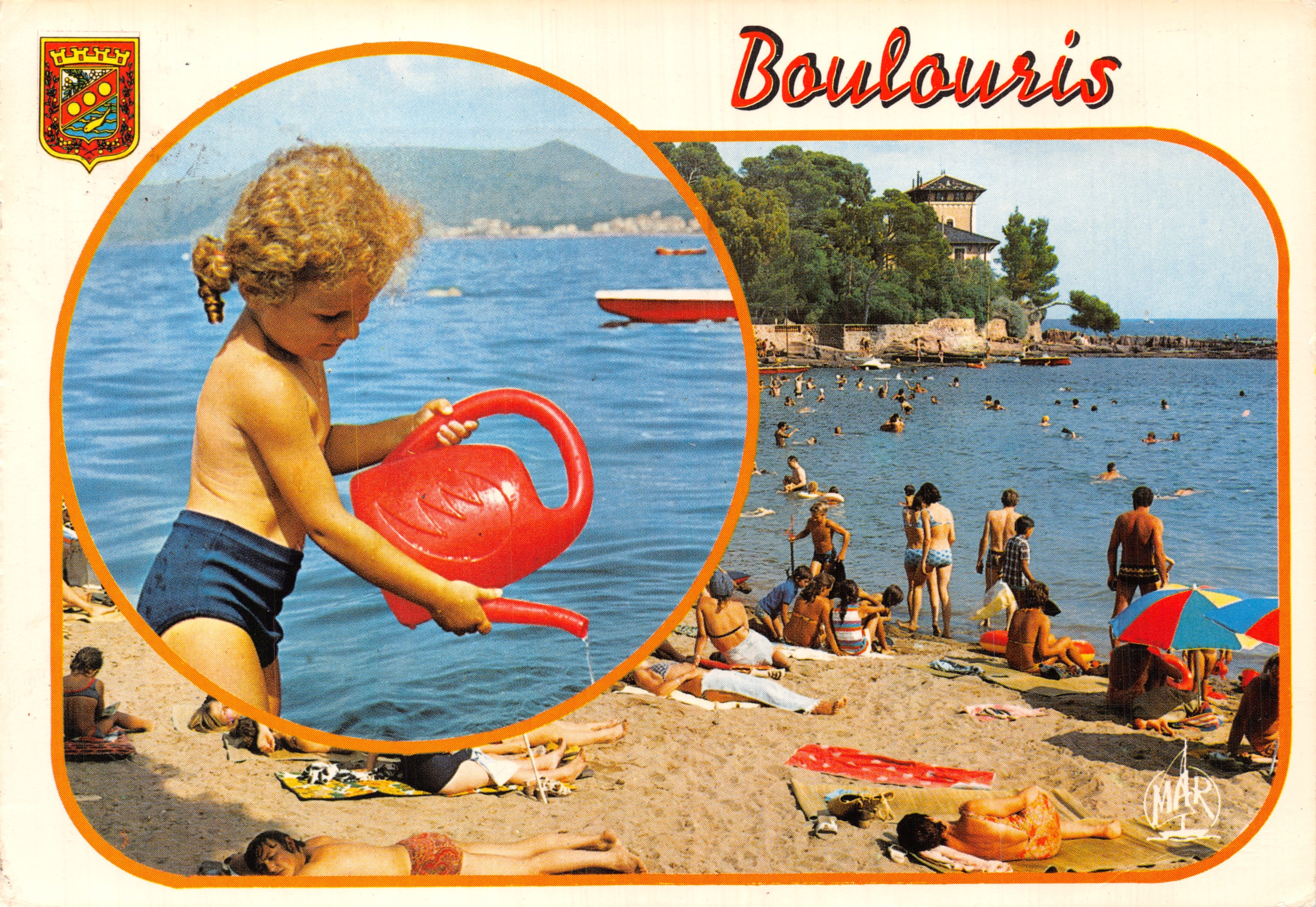 Boulogne-sur-Mer — levendige strand met kind dat speelt met een sproeier — éditeur MAR