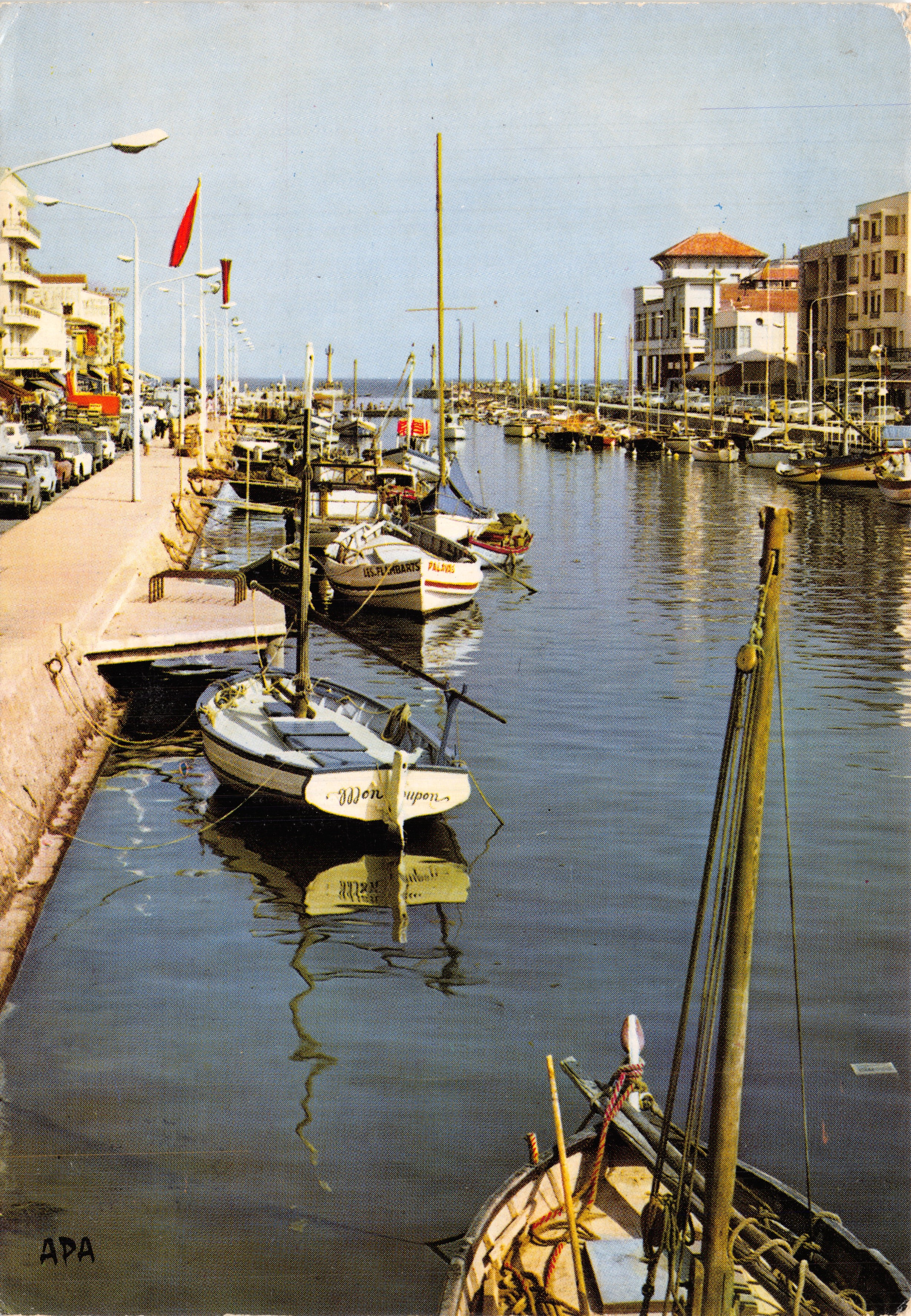 Palavas-les-Flots — Vue panoramique sur le Canal et le Port, au fond les Phares et la Mer — Société des cartes postales APA-POUX