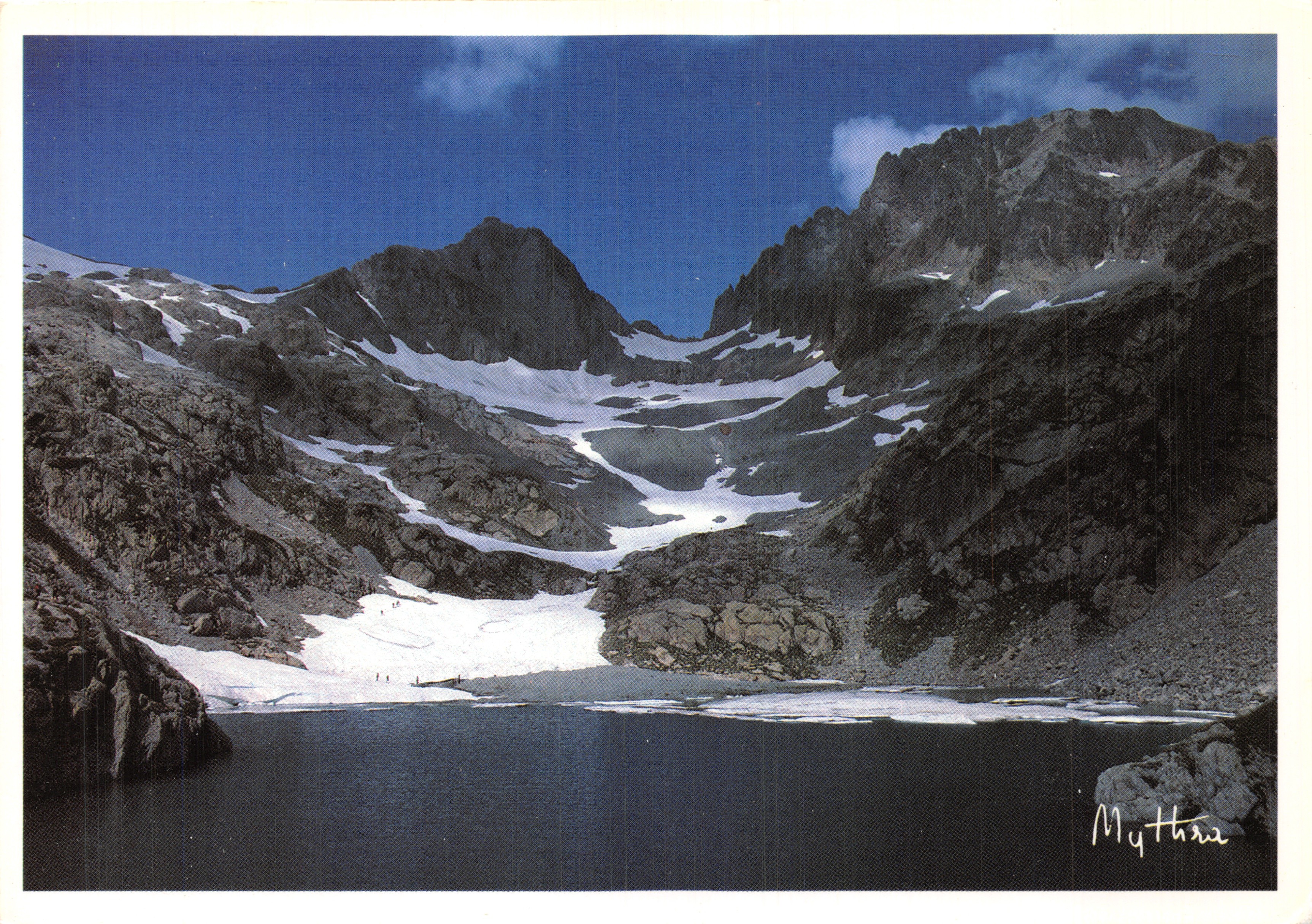 Lago di Mythre — vista alpina con neve e montagne — edizioni Mythra