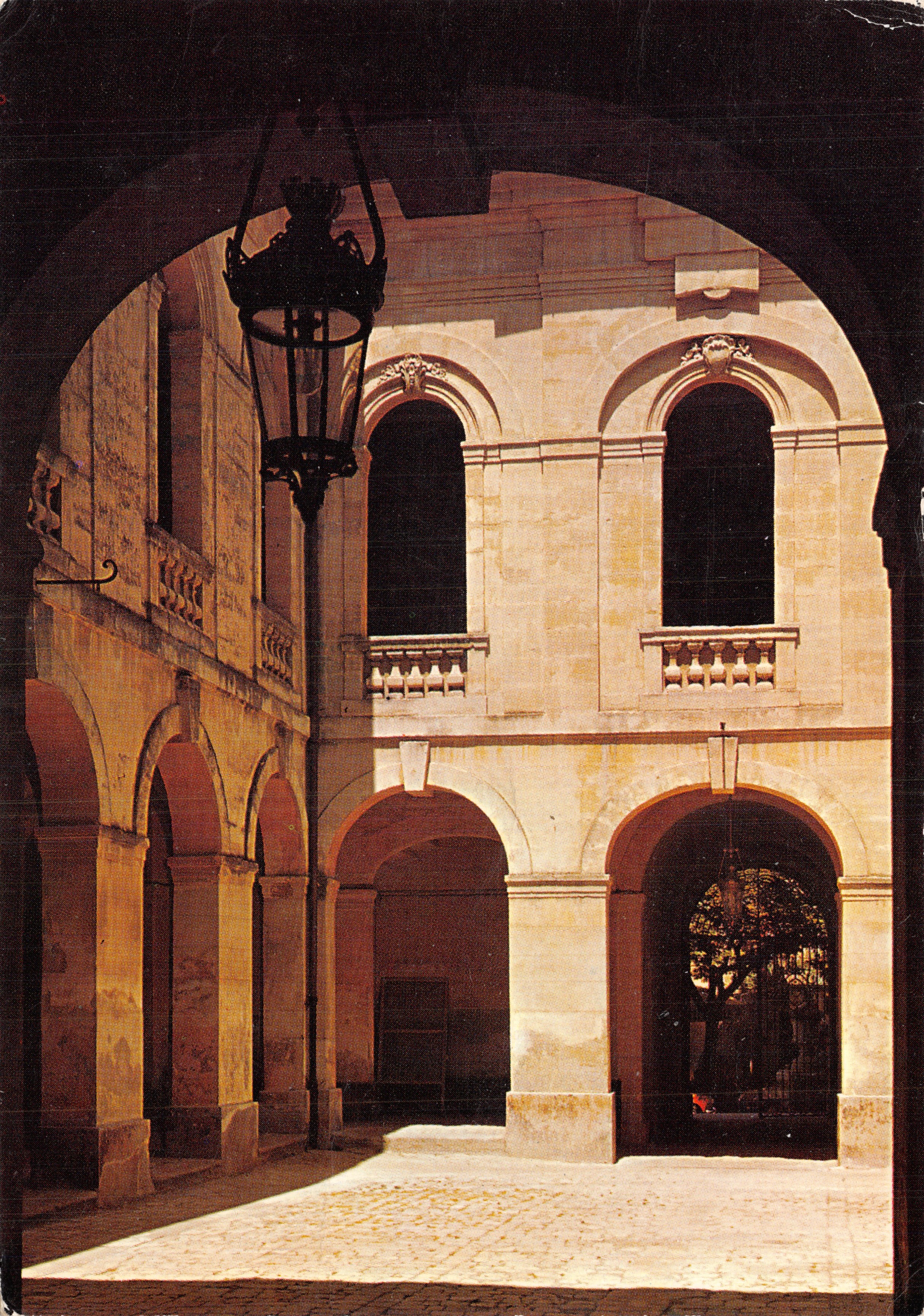 UZES (Gard) — Interno del Municipio — Éditions Lyon-Villeurbanne
