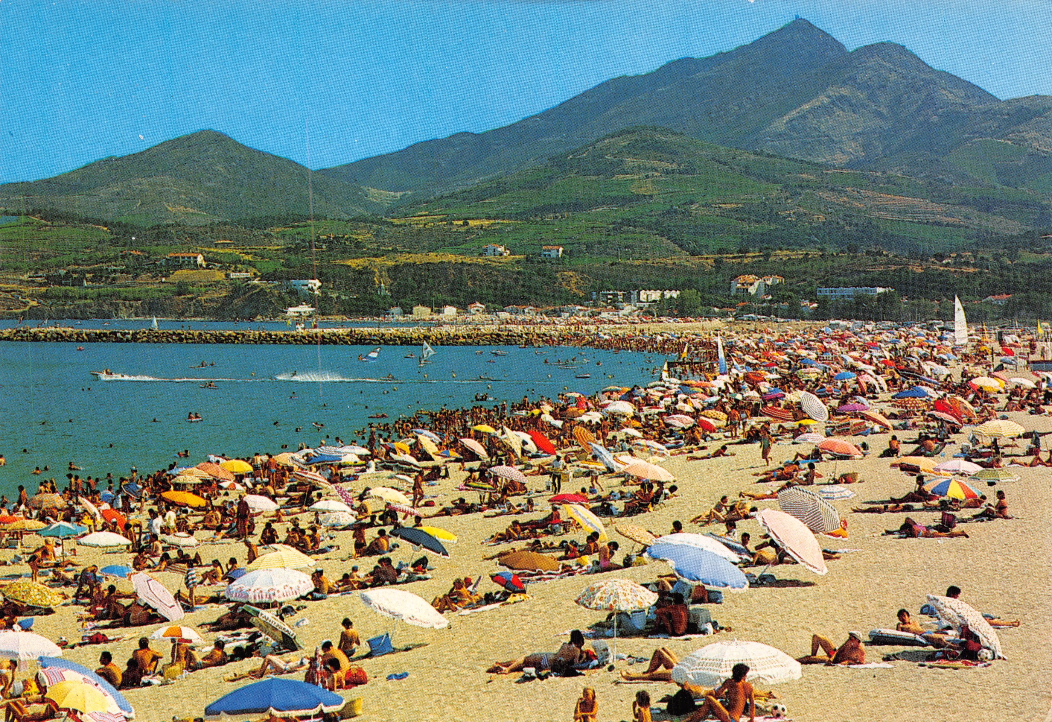 Strand van Argeles-sur-Mer — levendige view met bergen in de achtergrond — Éditions A.B.L. n° 04/6378